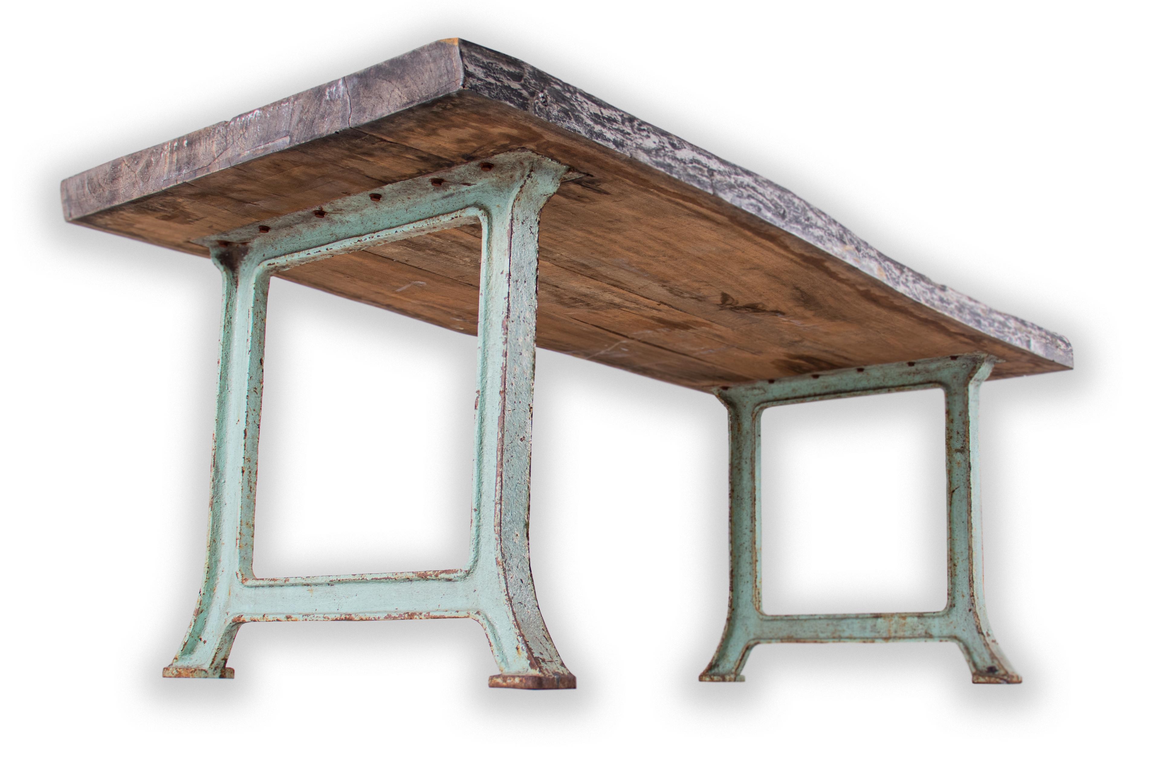 Handgefertigter Tisch mit naturfarbener Kante auf antikem Stahlsockel mit originaler Patina-Farbe (Europäisch) im Angebot