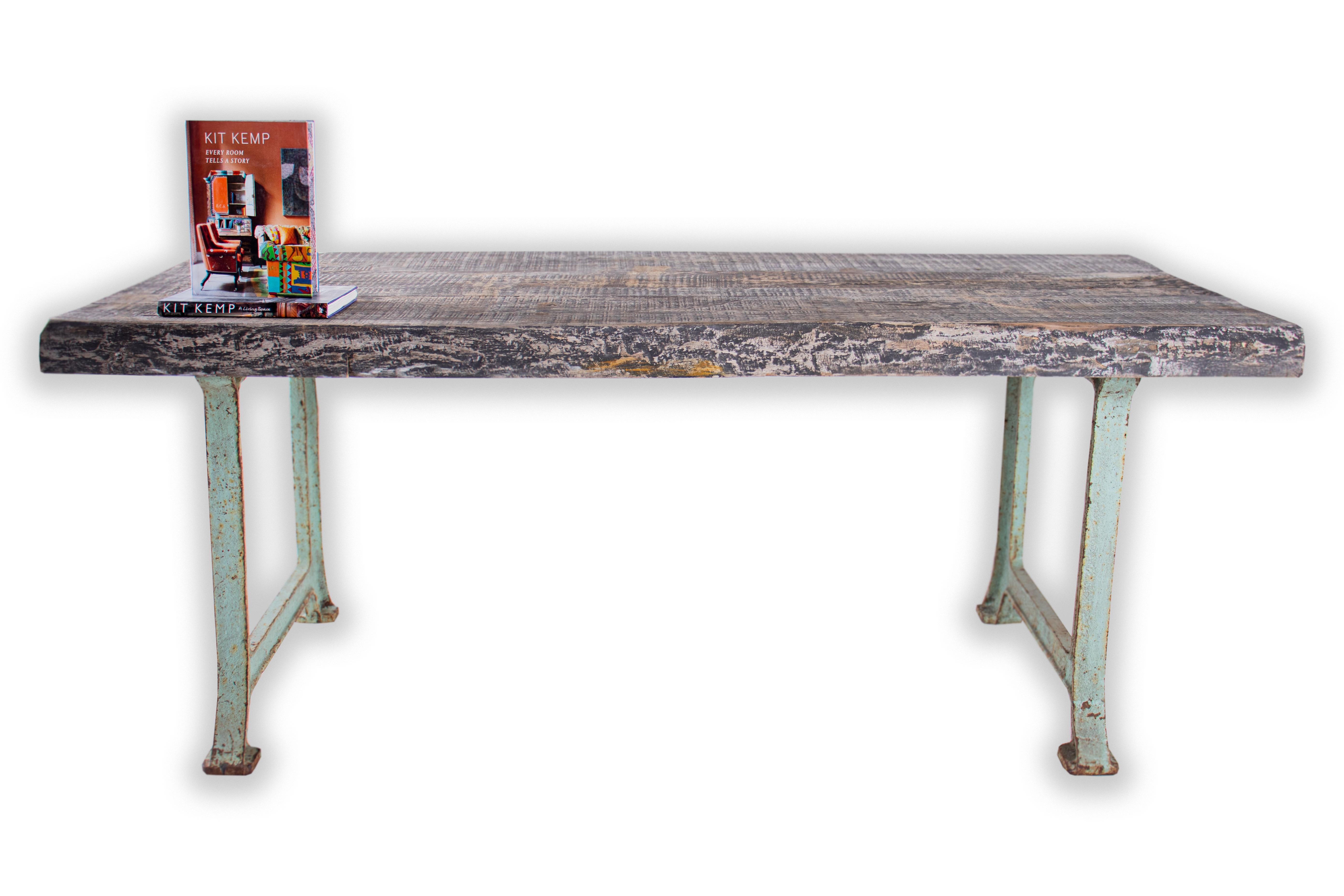 Handgefertigter Tisch mit naturfarbener Kante auf antikem Stahlsockel mit originaler Patina-Farbe im Zustand „Gut“ im Angebot in Dallas, TX