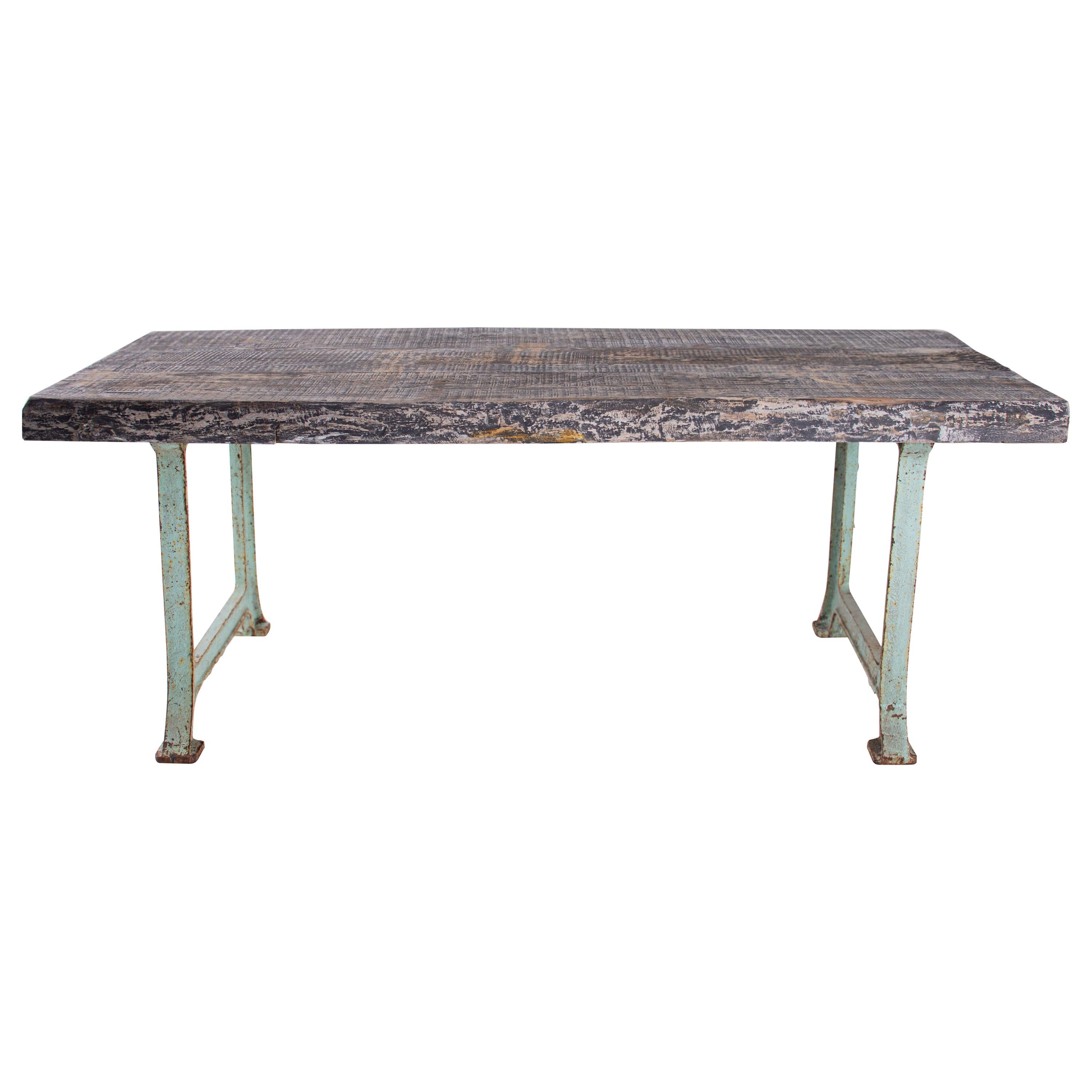 Table artisanale à bord vif sur base en acier antique avec patine de peinture d'origine
