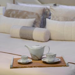 Plateau de service moderne Calacatta en chêne fait à la main Portugal Lusitanus Home