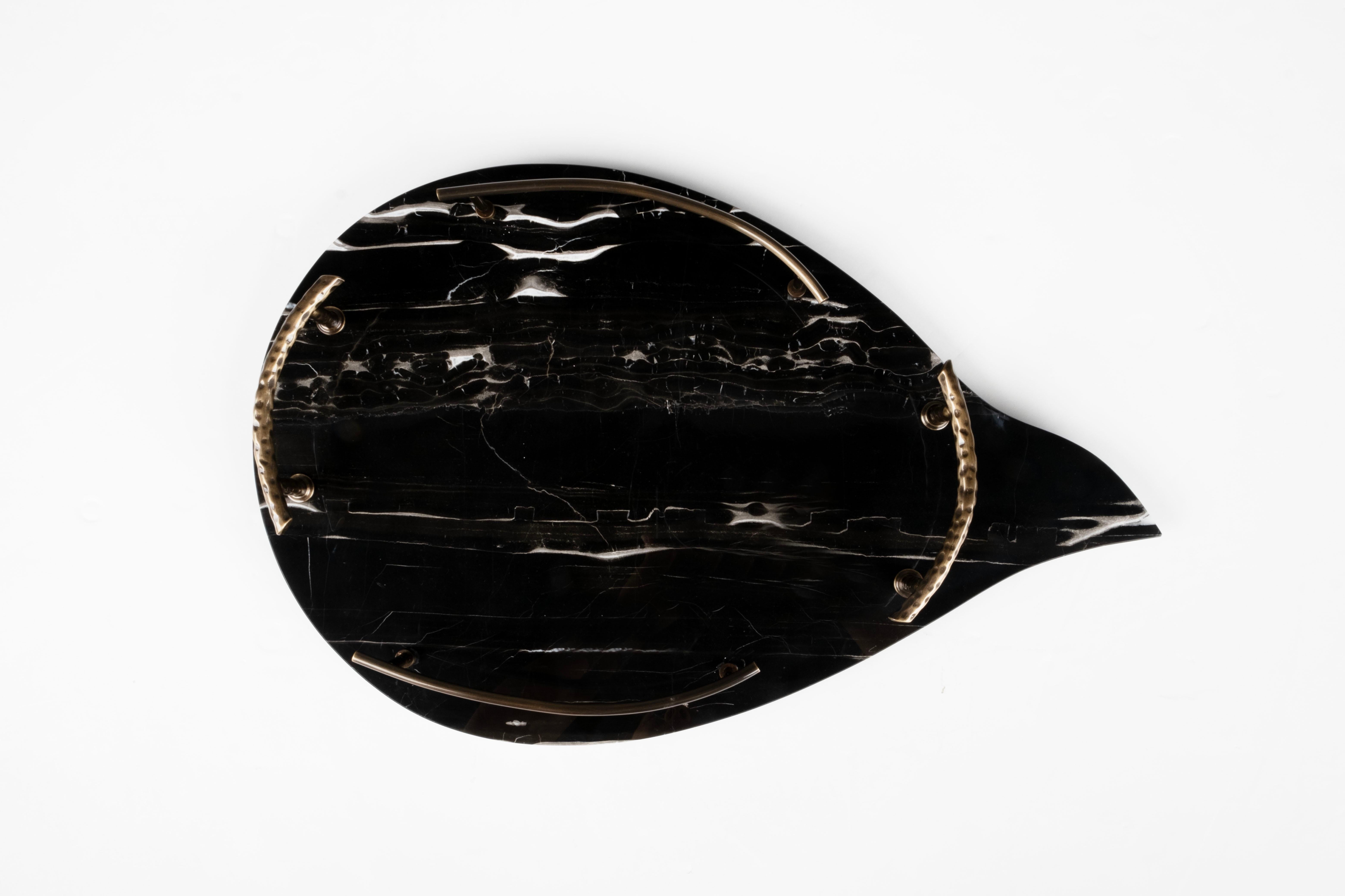 Serviertablett Sakai, Lusitanus Home Collection, Handgefertigt in Portugal - Europa von Lusitanus Home.

Sakai ist ein erhabenes Serviertablett, das zum Verweilen einlädt. Sakai ist ein organisch geformtes Serviertablett aus Portoro-Marmor mit