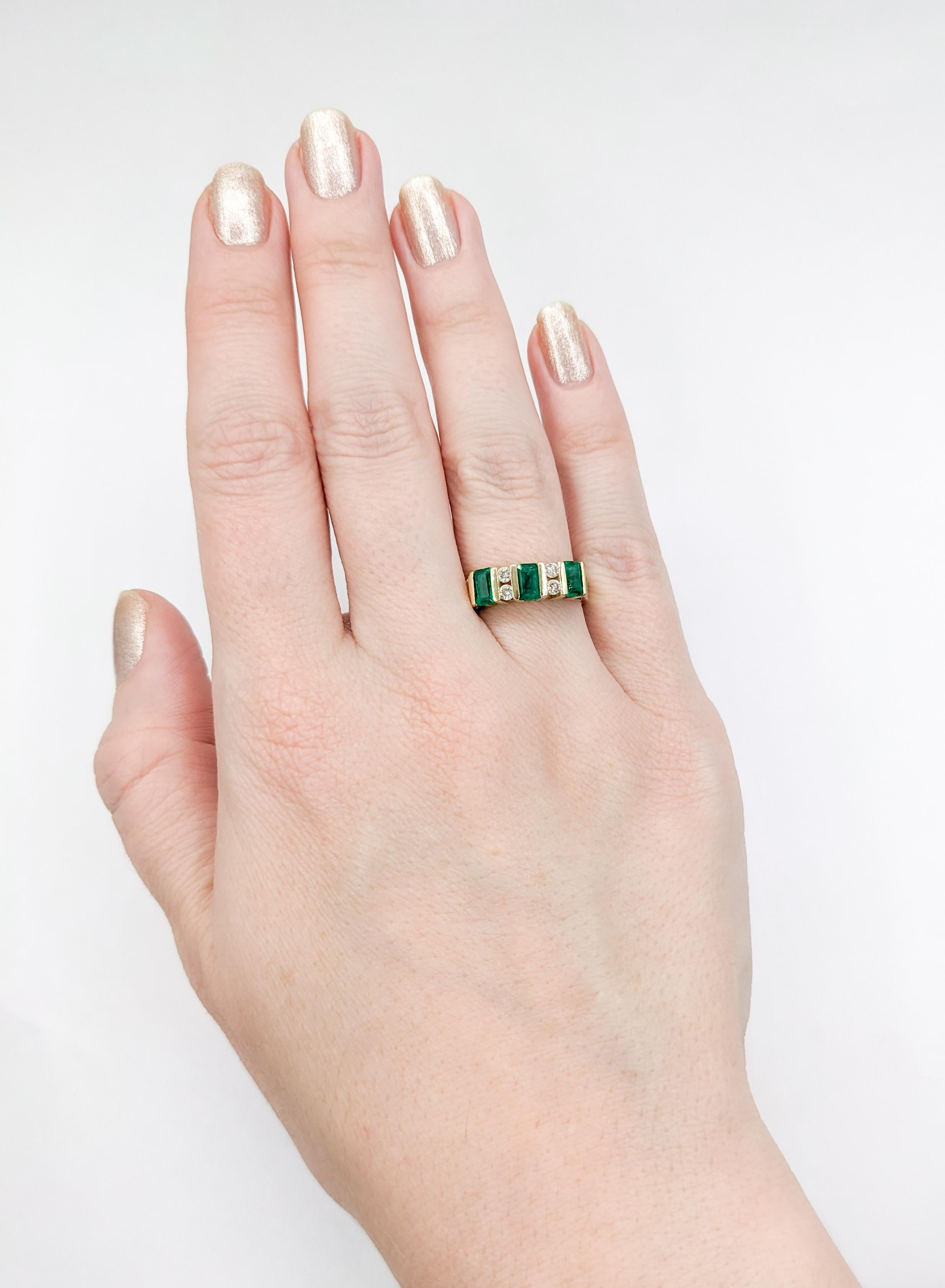 Modern Set Emerald & Diamond Band Ring In Good Condition For Sale In Bloomington, MN