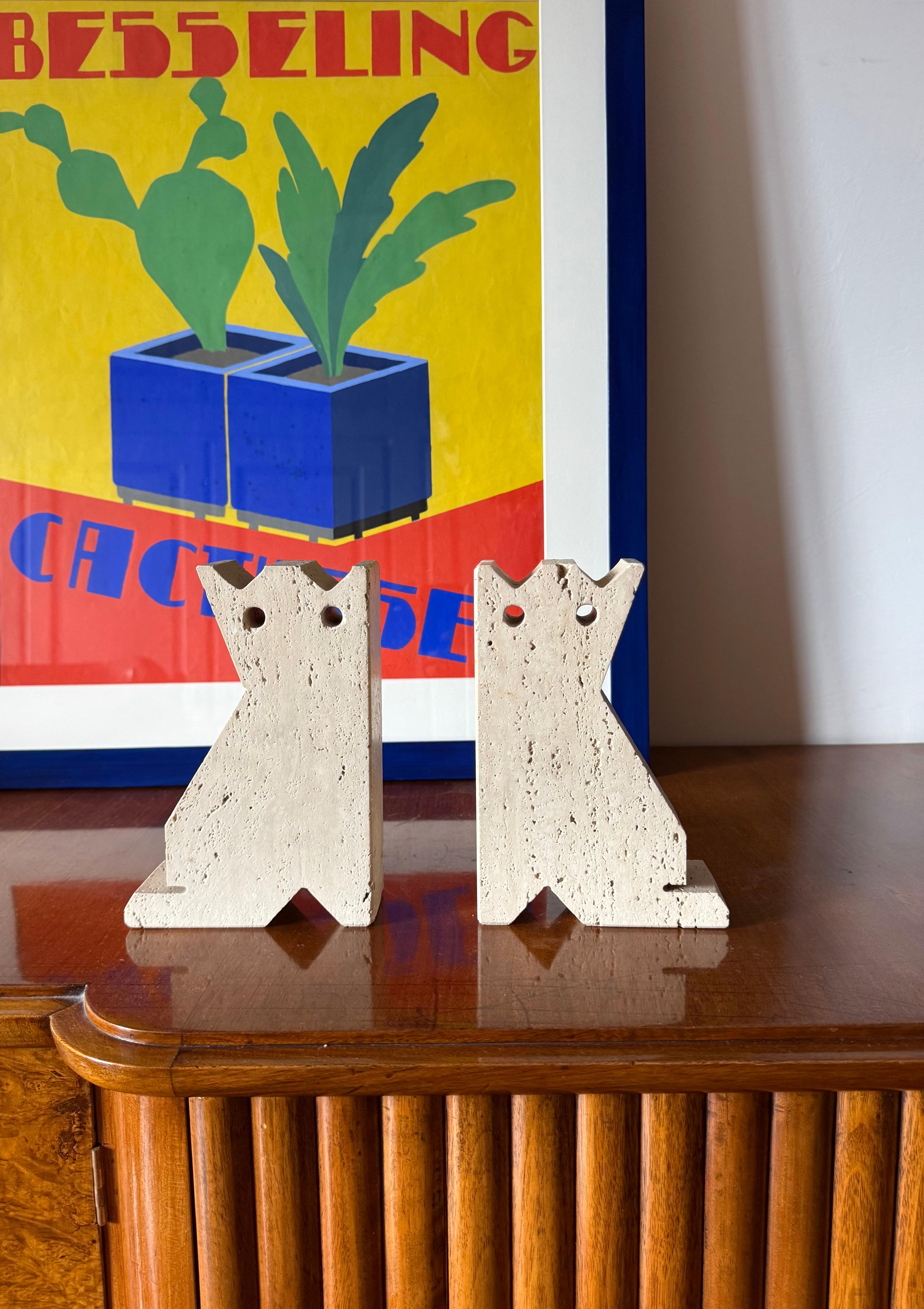 Modern set of 2 travertine cat shaped bookends

Fratelli Mannelli, Italy 1970s

H 21 cm 5 × 14.5 cm / piece

Conditions: excellent consistent with age and use