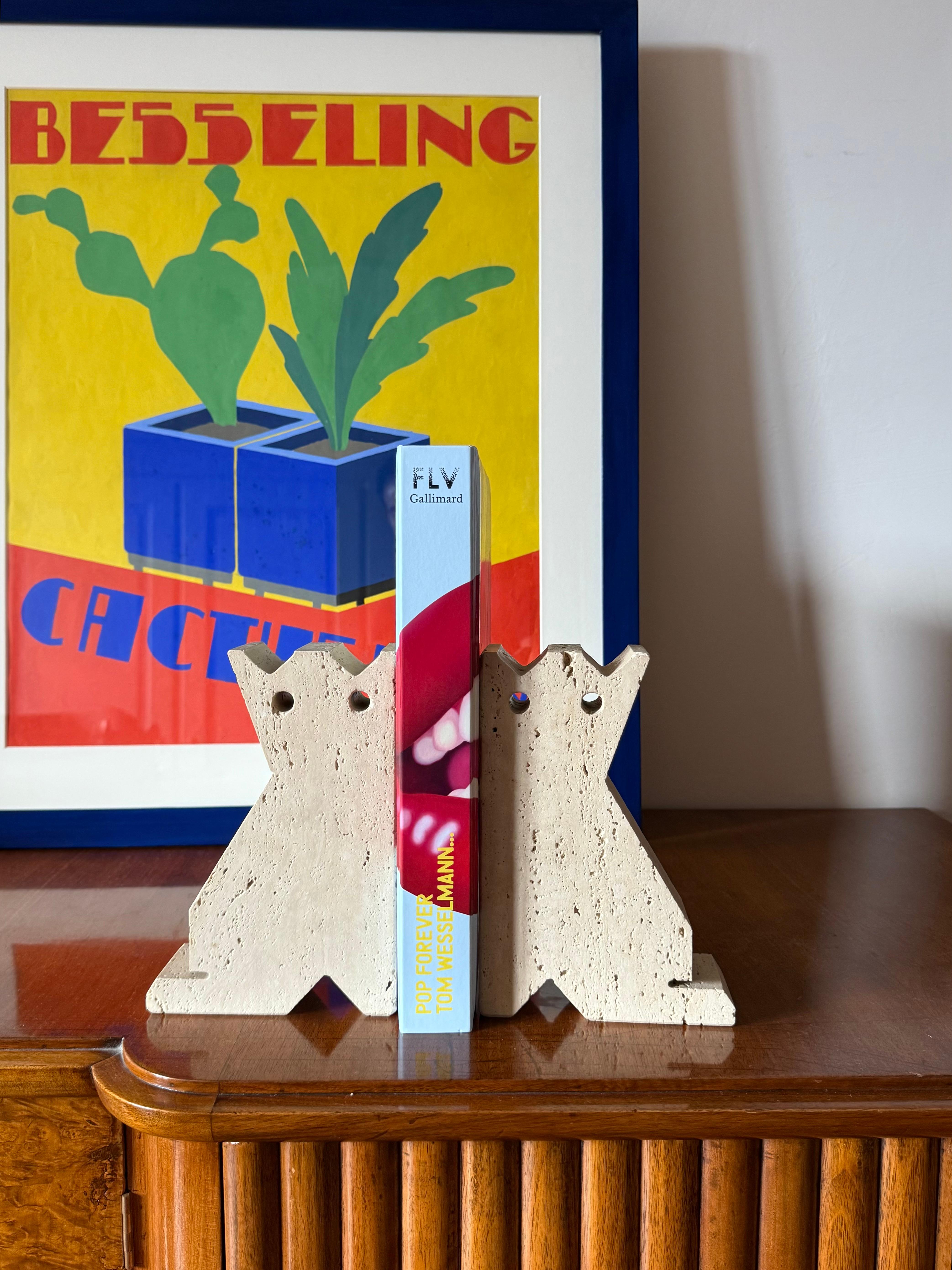 Moderno Modern set of 2 travertine cat shaped bookends, Fratelli Mannelli, Italy 1970s in vendita