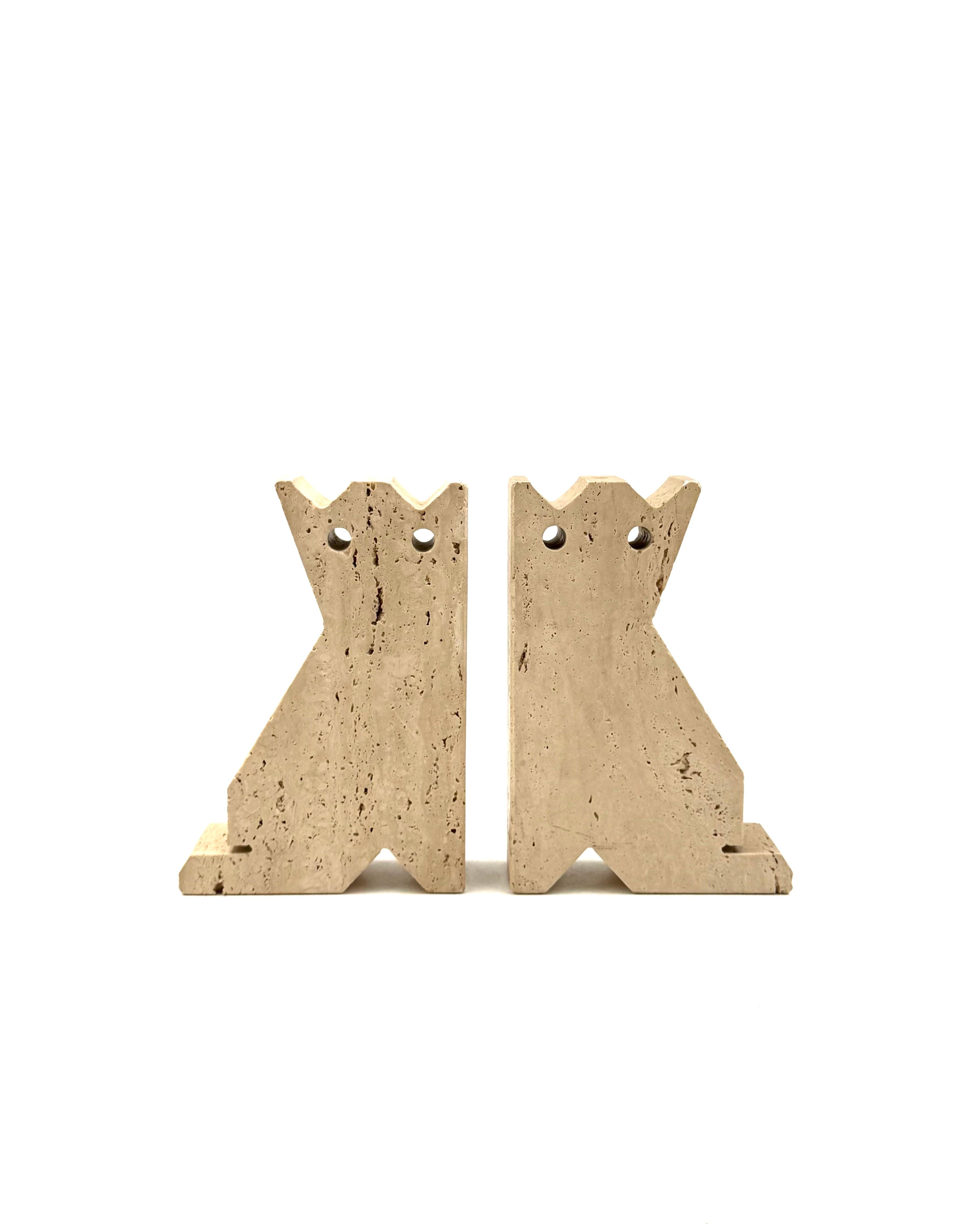 Italian Modern set of 2 travertine cat shaped bookends, Fratelli Mannelli, Italy 1970s in vendita