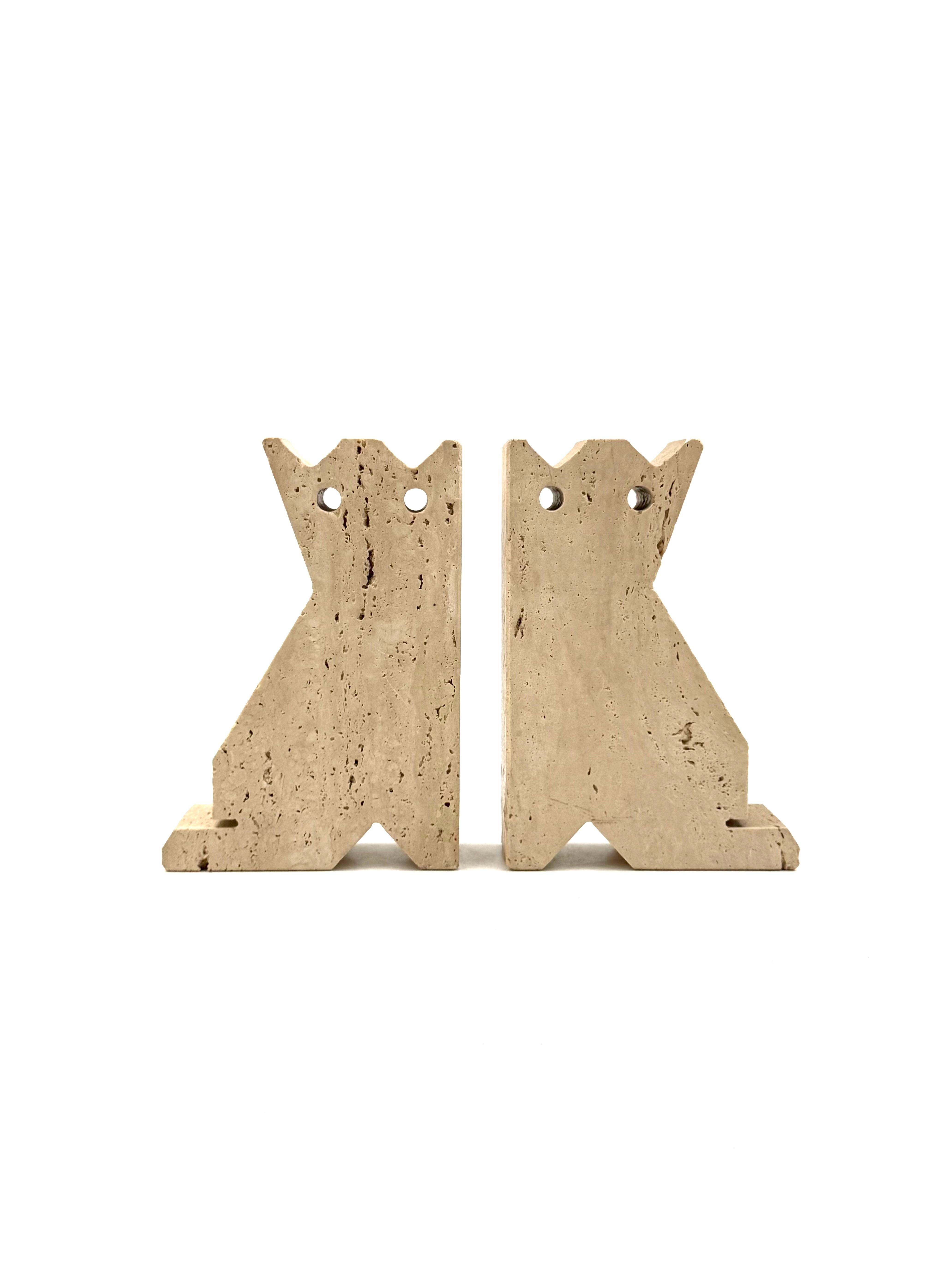 Modern set of 2 travertine cat shaped bookends, Fratelli Mannelli, Italy 1970s In condizioni ottime in vendita a Firenze, IT
