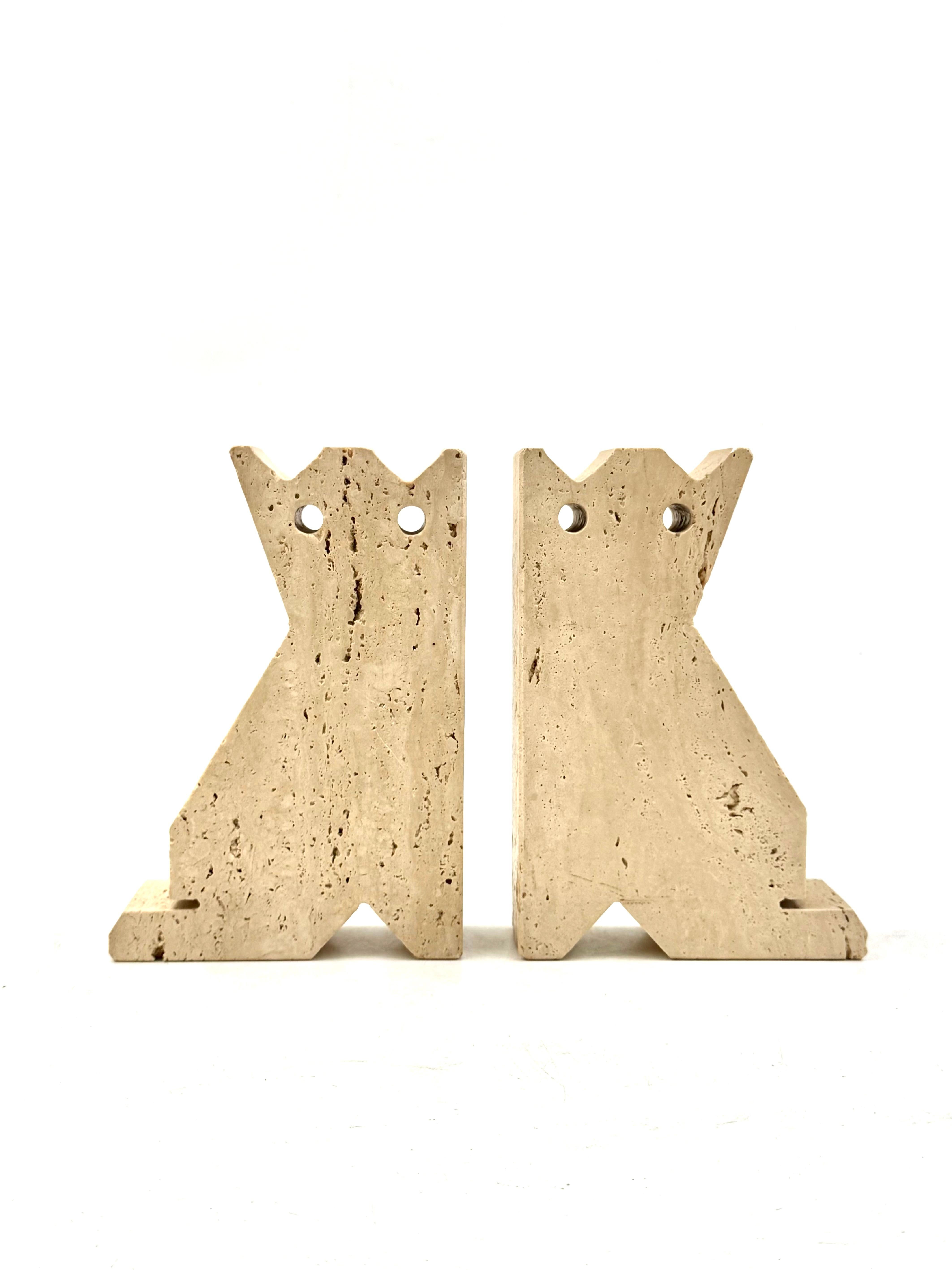 Late 20th Century Modern set of 2 travertine cat shaped bookends, Fratelli Mannelli, Italy 1970s in vendita