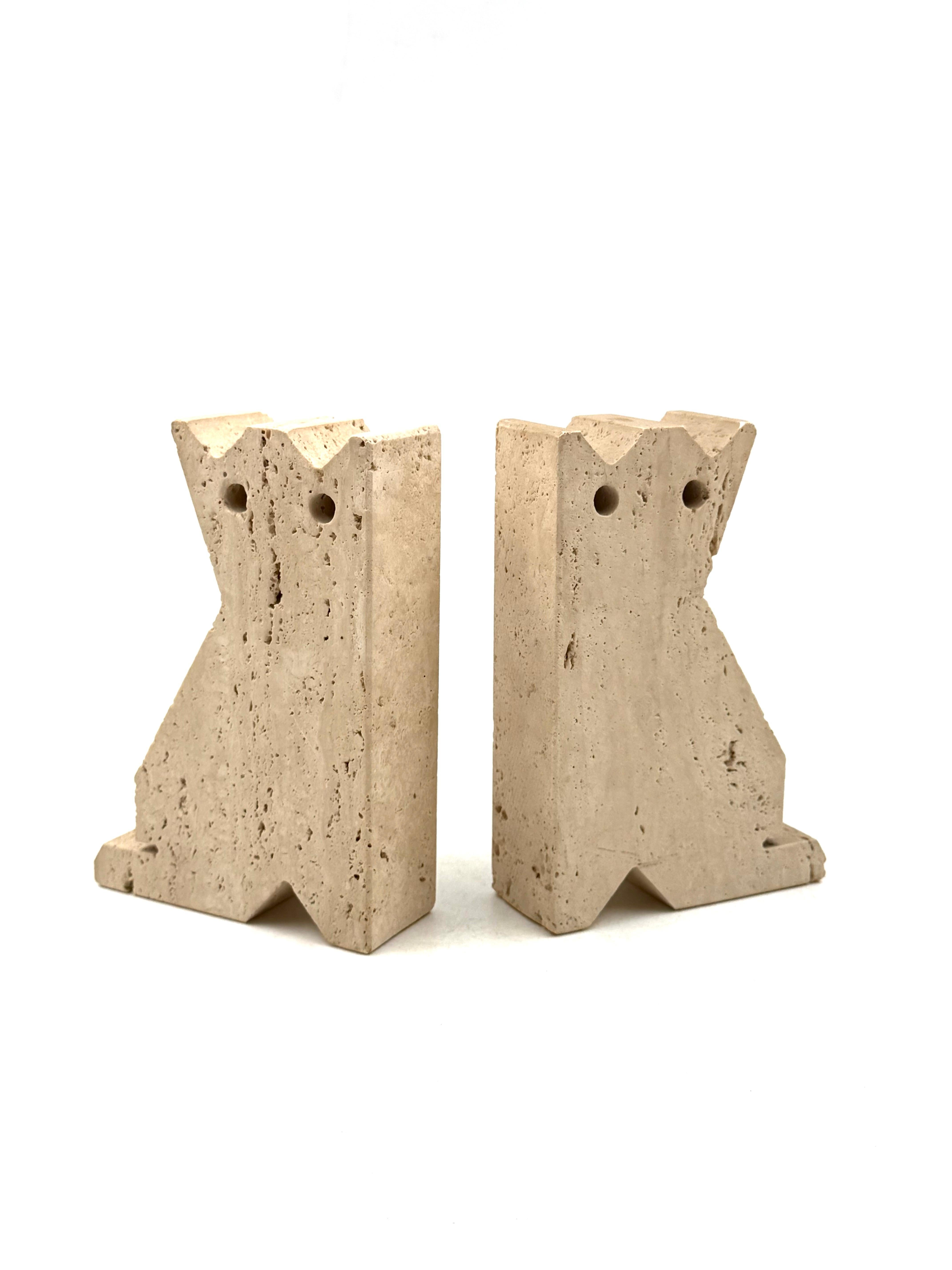 Modern set of 2 travertine cat shaped bookends, Fratelli Mannelli, Italy 1970s in vendita 1