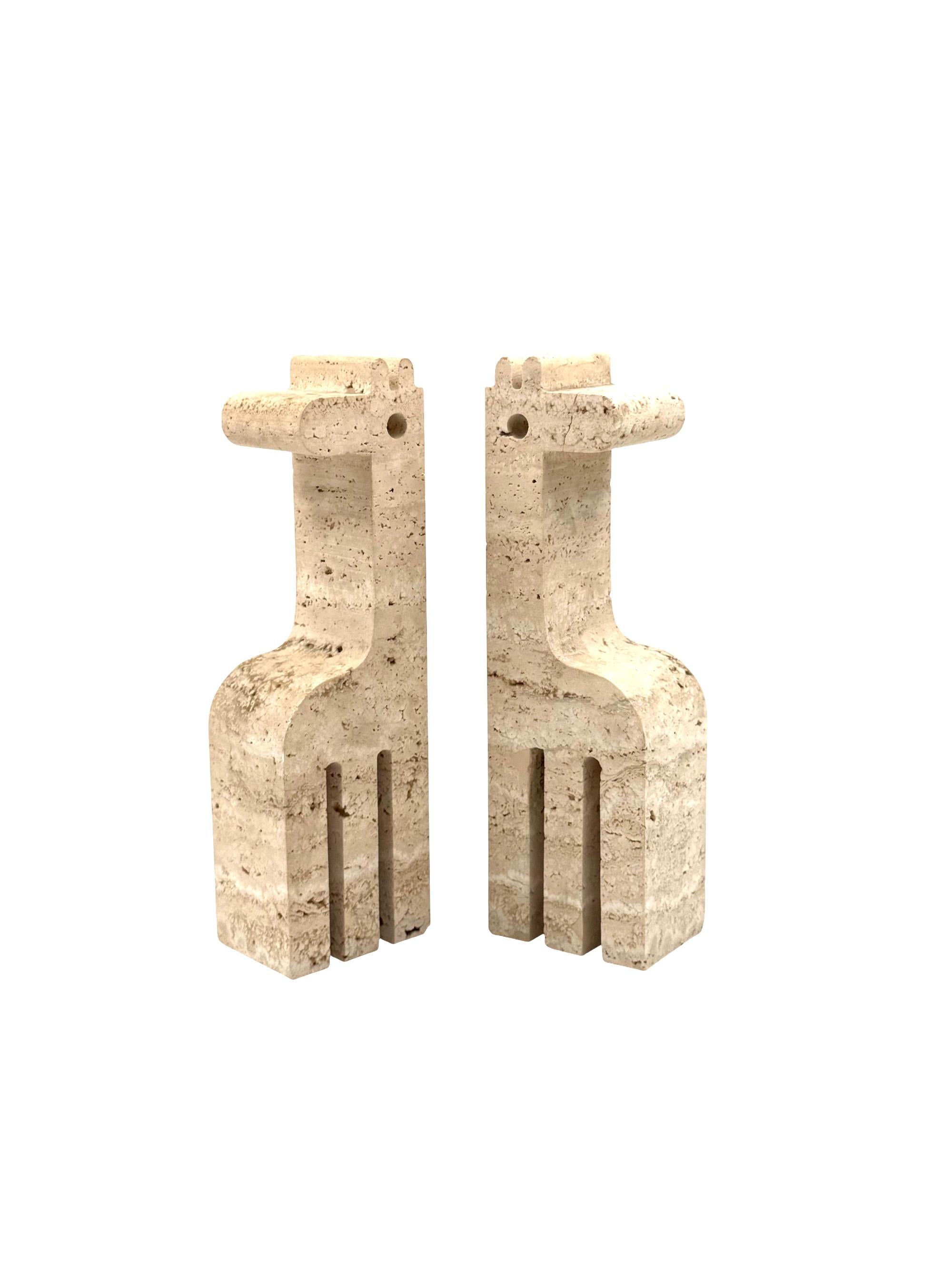Moderner Satz von 2 giraffenförmigen Buchstützen aus Travertin, F.lli Mannelli, Italien 1970 im Angebot 4