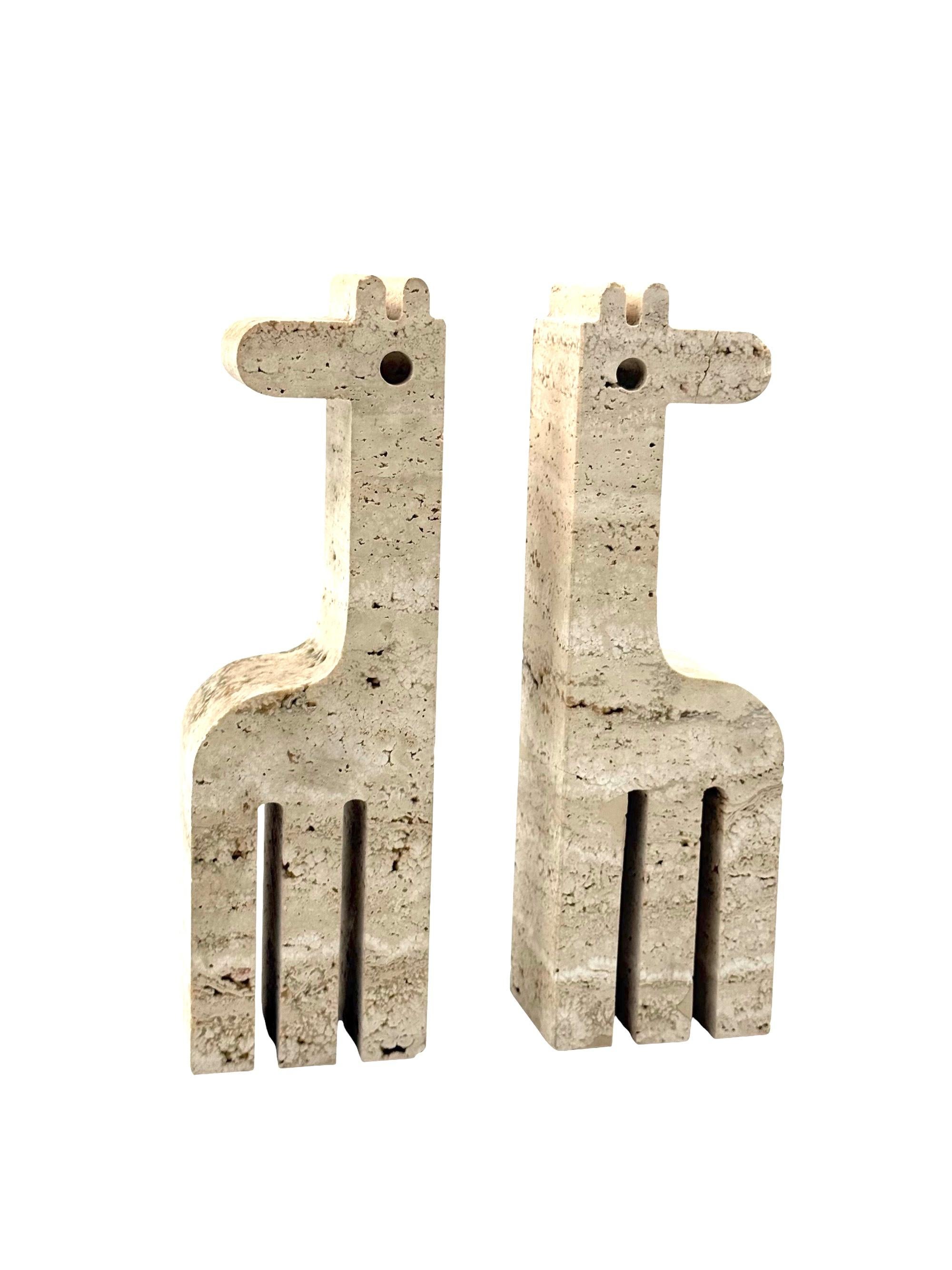 Moderner Satz von 2 giraffenförmigen Buchstützen aus Travertin, F.lli Mannelli, Italien 1970 im Angebot 2