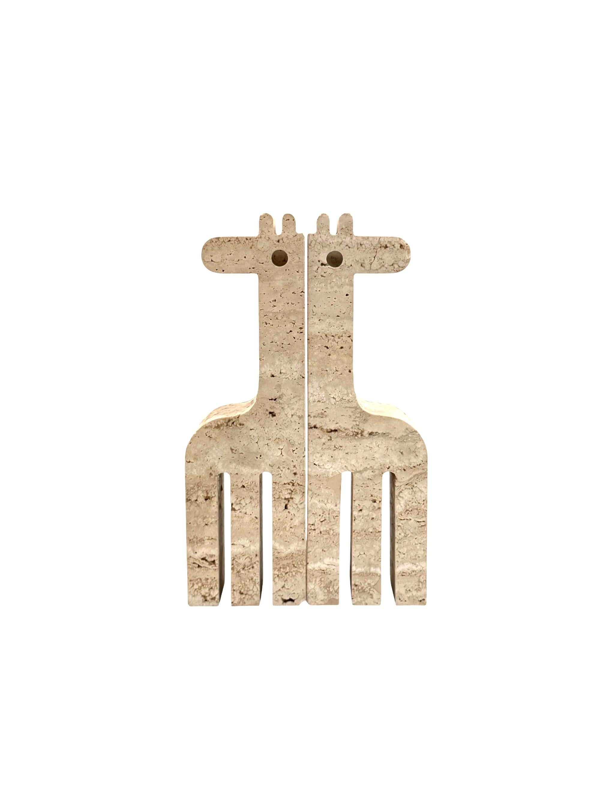 Moderner Satz von 2 giraffenförmigen Buchstützen aus Travertin, F.lli Mannelli, Italien 1970 im Angebot 3