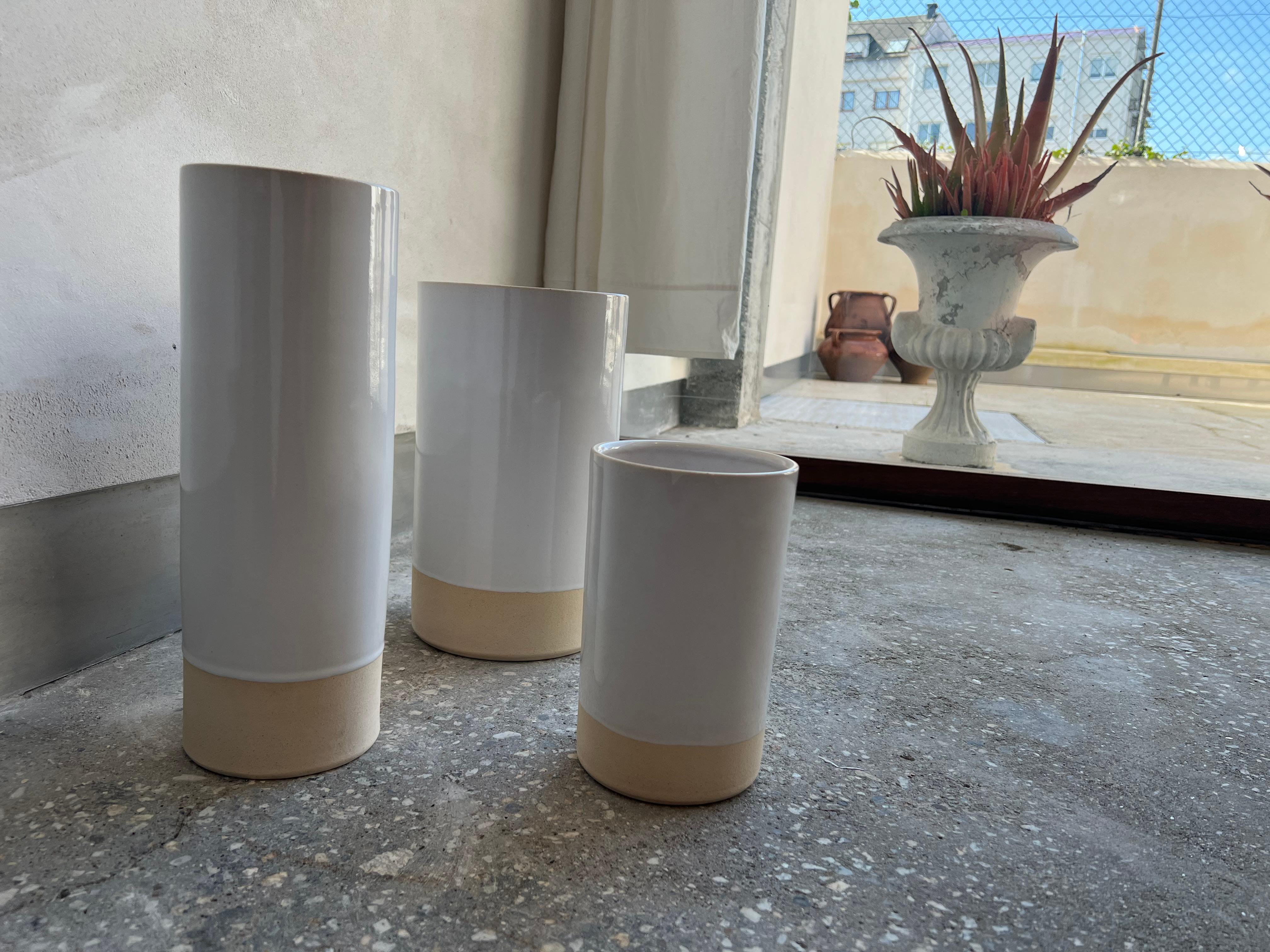 Modernes Set aus 3 einzigartigen handgefertigten Kunsthandwerksvasen aus Keramik in Spanien, Weiß / Natur im Angebot 12