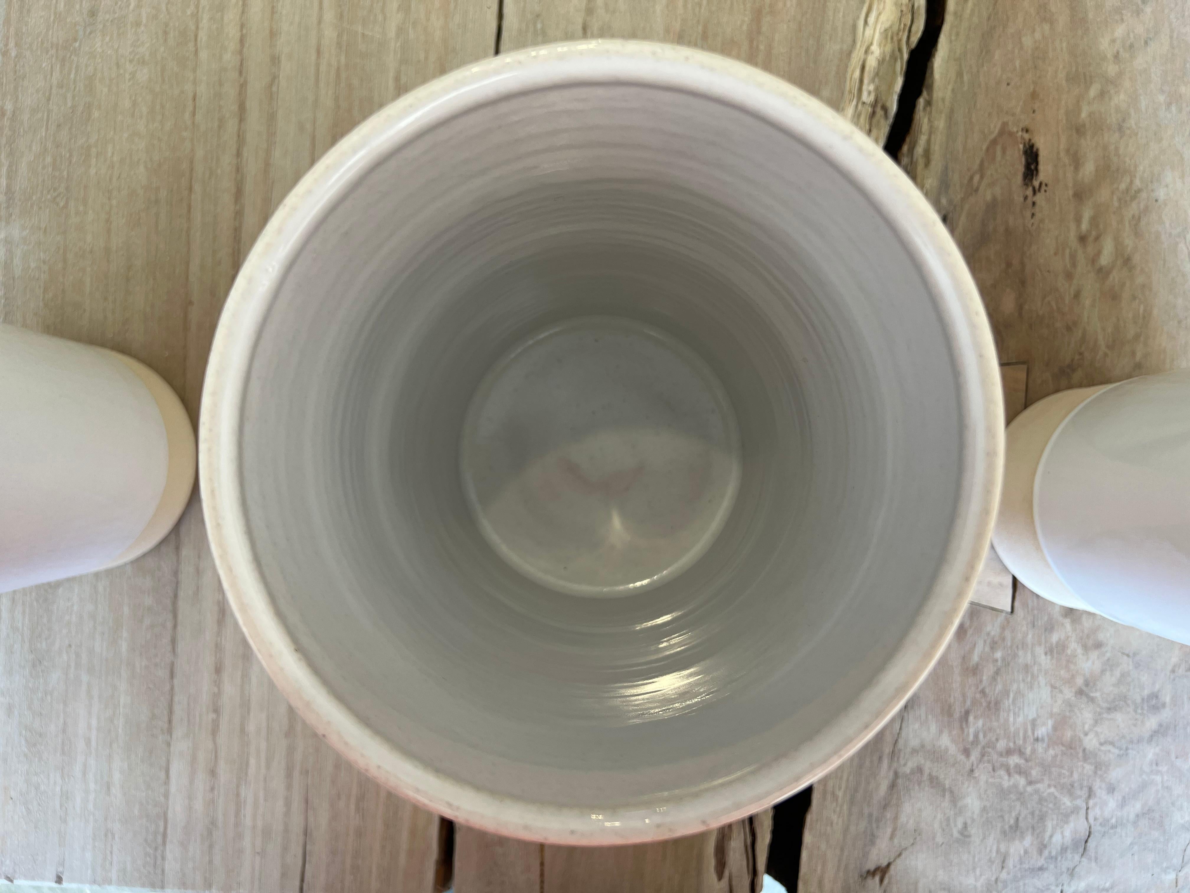 Modernes Set aus 3 einzigartigen handgefertigten Kunsthandwerksvasen aus Keramik in Spanien, Weiß / Natur im Zustand „Neu“ im Angebot in Carballo, ES