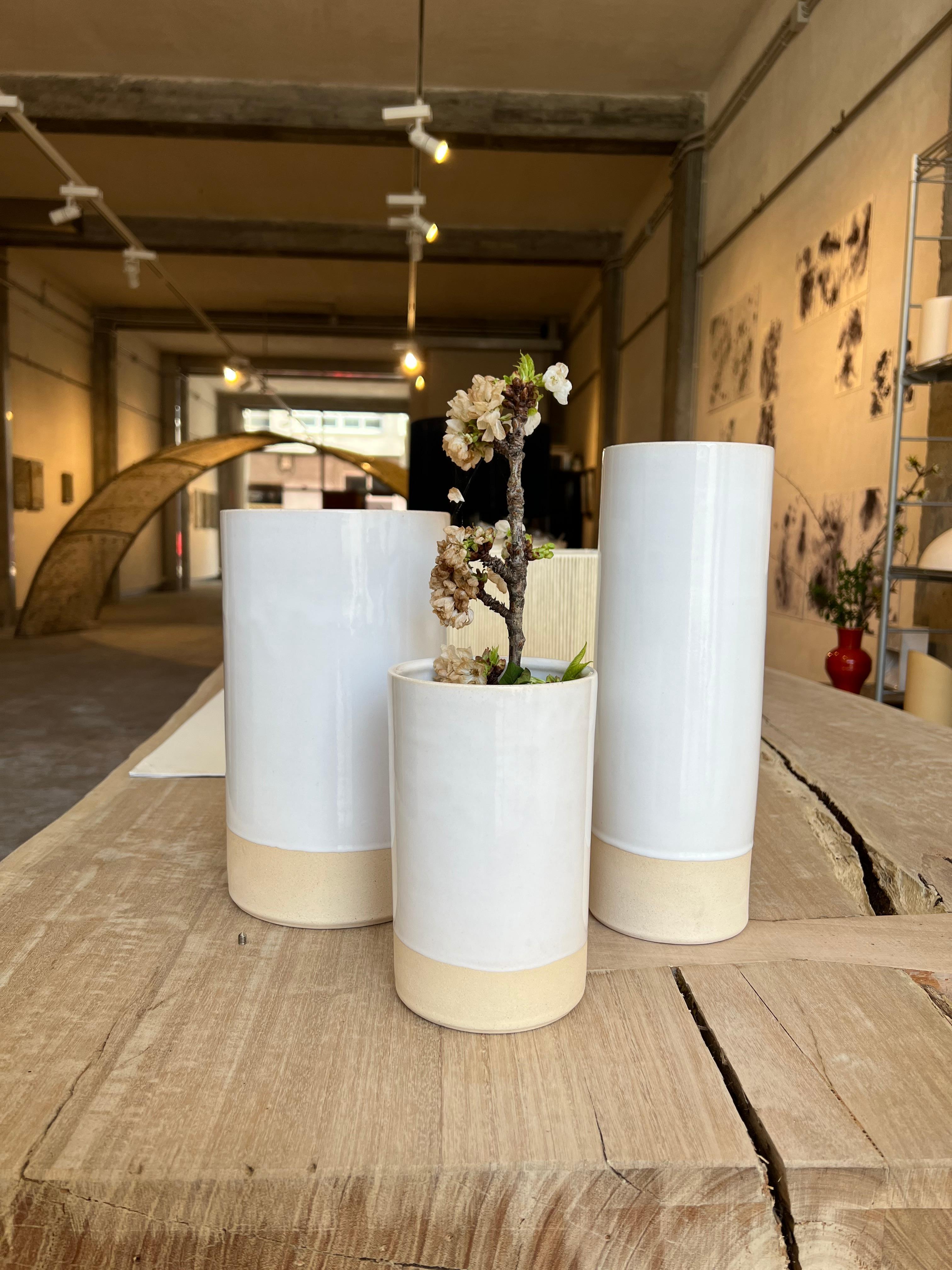 Modern Set of 3 Unique Ceramic Artisan Vases Handmade in Spain, White / Natural For Sale 1