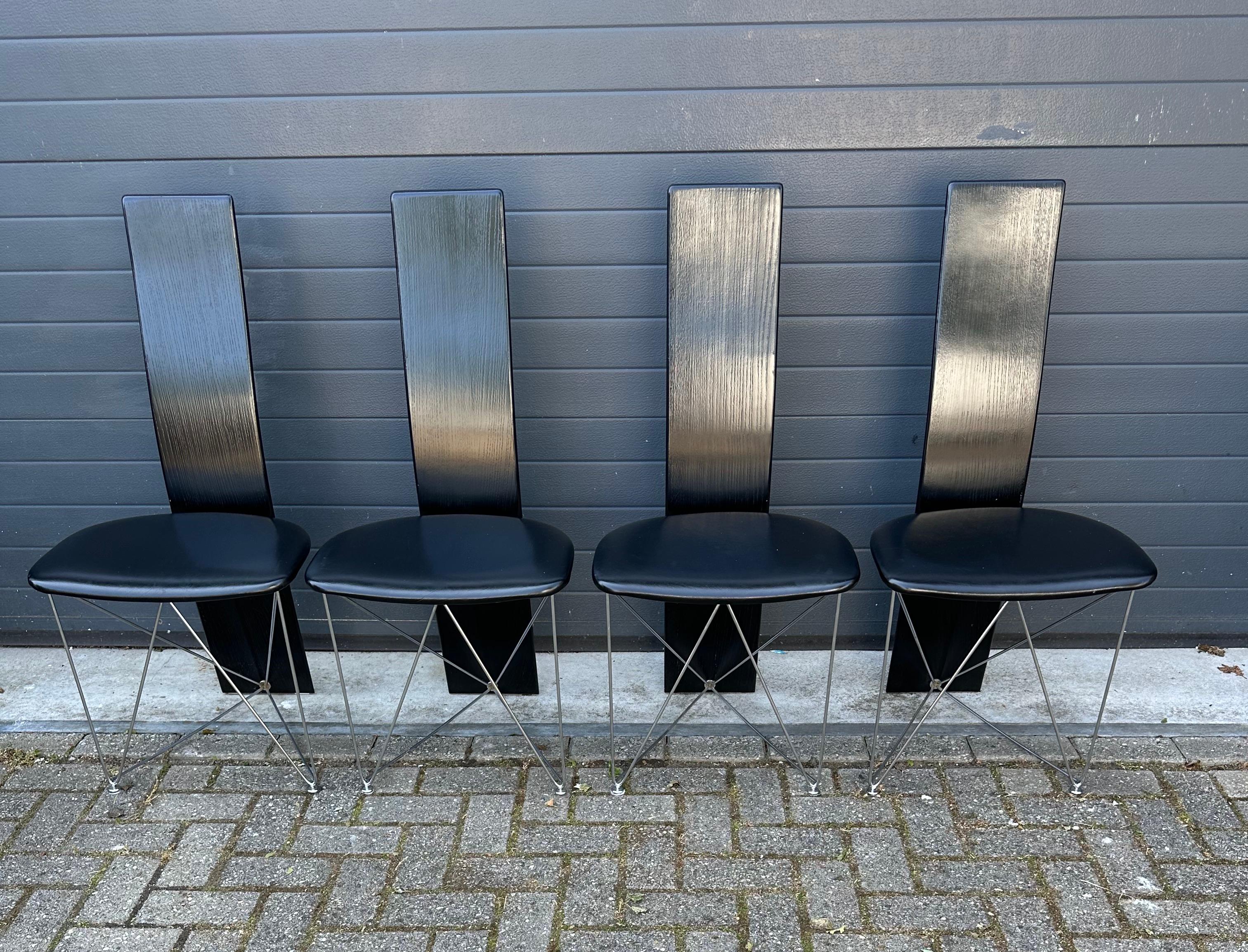 Seltener und völlig originaler Satz von vier Post Modern Design Esszimmerstühlen.

Norwegisches Design, Modell: Concorde. entworfen von Torstein Flatøy für Bahus.

Dieses außergewöhnlich schöne und unserer Meinung nach sehr seltene Set von sehr