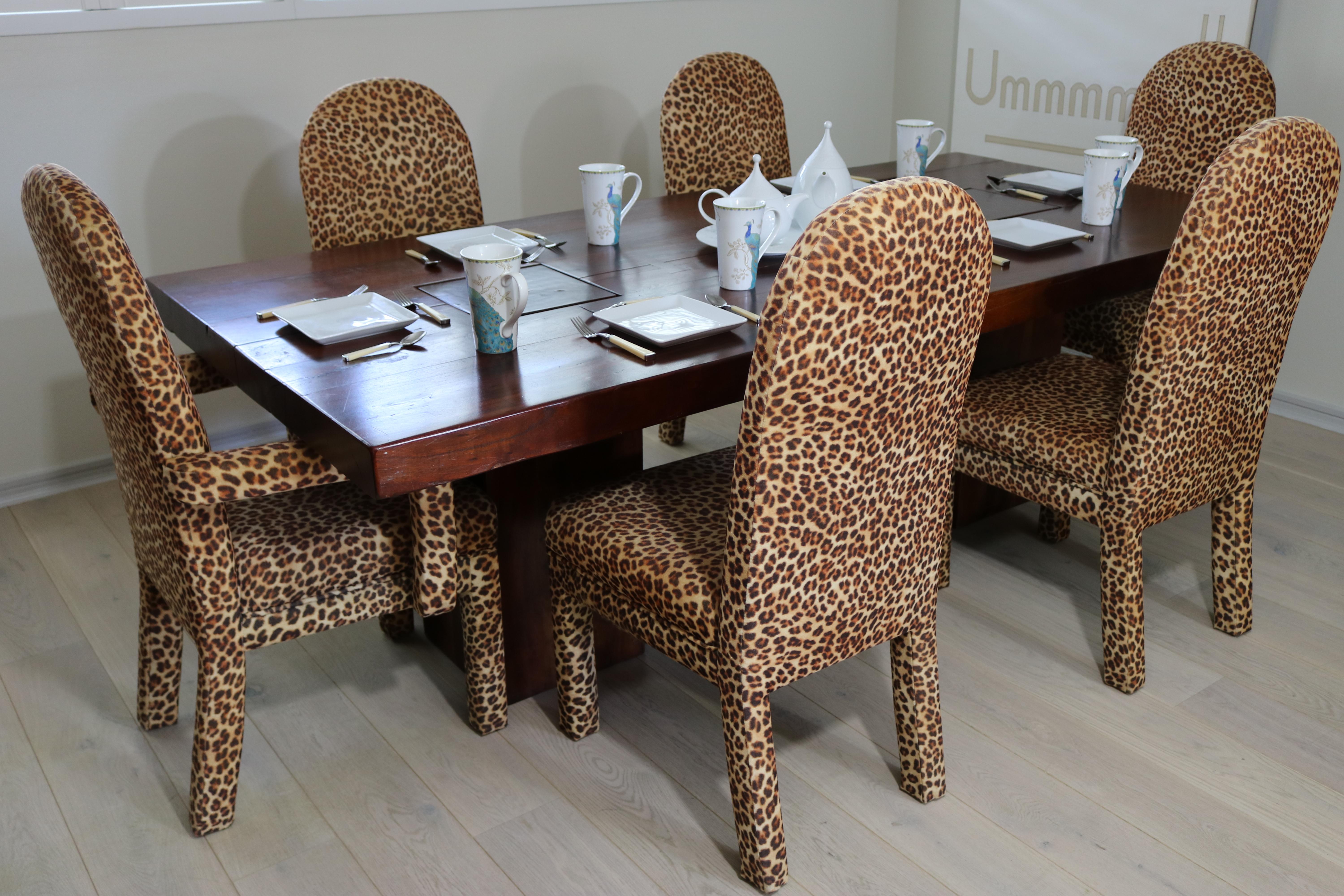 Mid-Century Modern set of 6 parsons style dining chairs
4 armless/ 2-arm. Fully upholstered in faux 
brushed cotton blend leopard pattern. 
The fabric is in amazingly good condition.

A thrifty buy for stylish dining!


