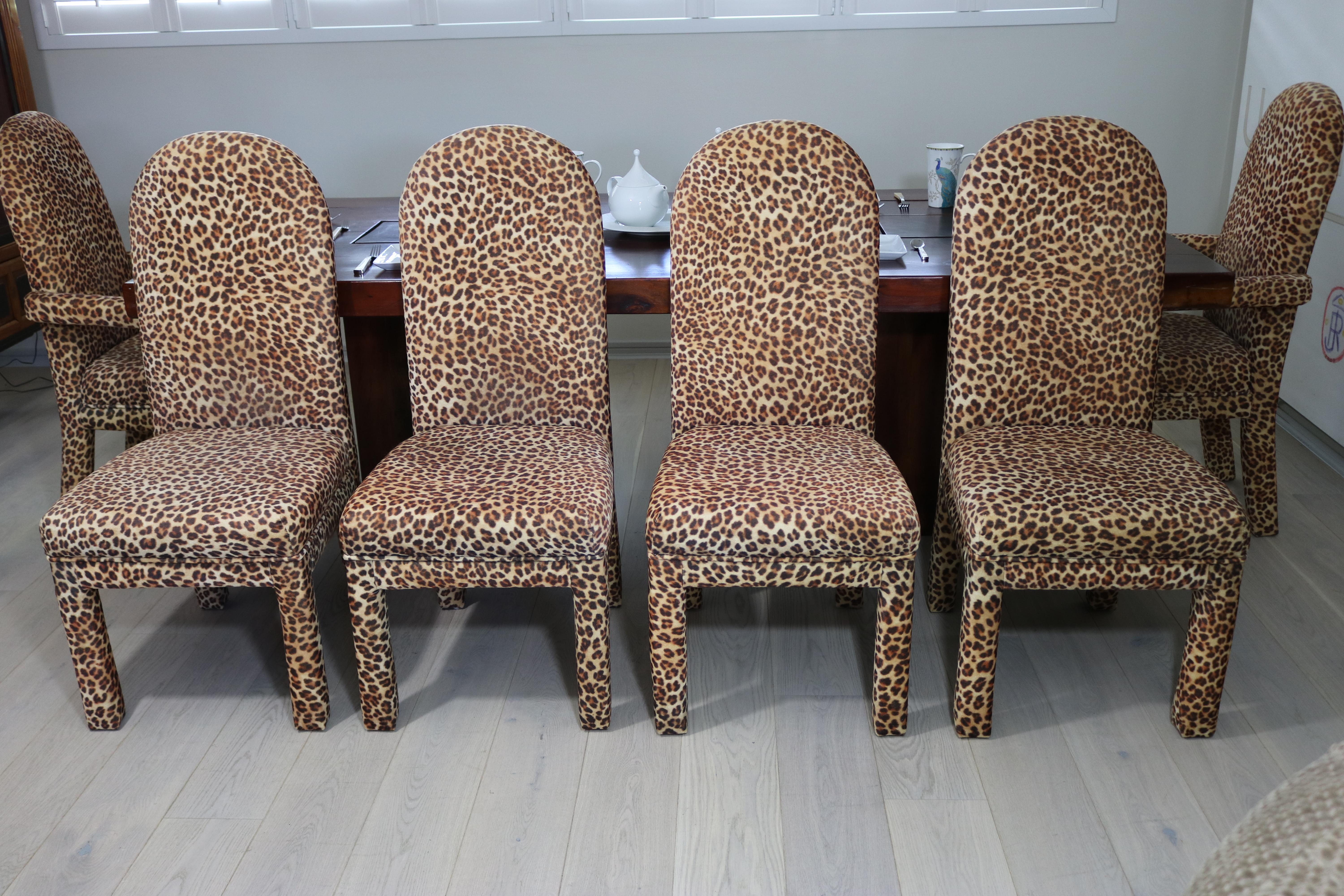 Mid-Century Modern Set of 6 Faux Leopard Dining Chairs 4 Armless / 2-Arm In Good Condition For Sale In West Palm Beach, FL