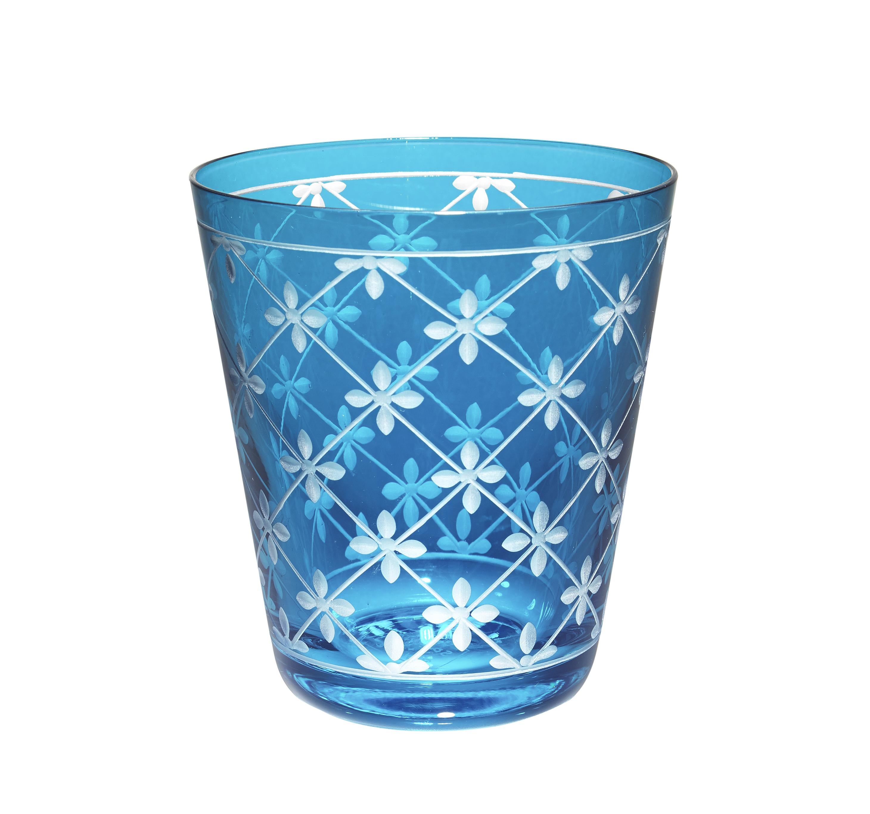 Ensemble de six gobelets en cristal soufflé à la main. Les verres sont gravés à la main avec un décor moderne tout autour. Les gobelets sont disponibles en six charmantes couleurs : jaune, turquoise, bleu, vert, violet et rose. Le cristal peut être