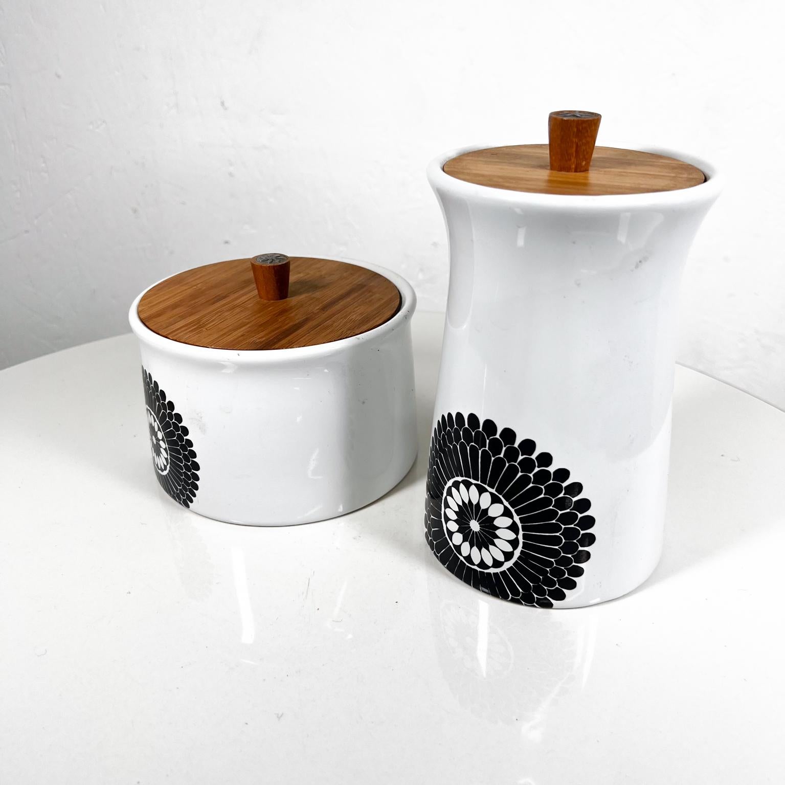 Modern Set of Two Ceramic Canister Jars David's Castle England In Good Condition In Chula Vista, CA