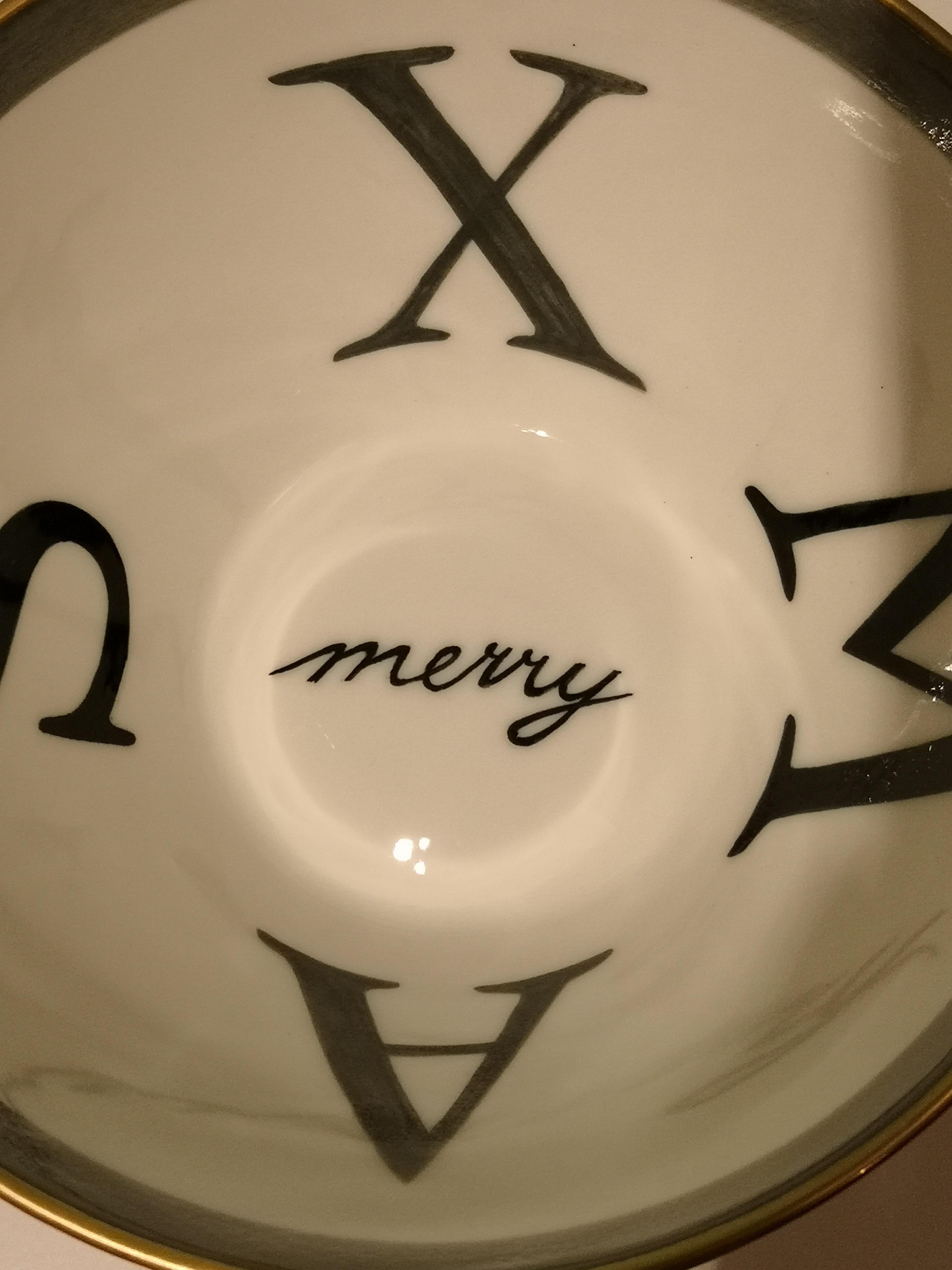 These completely handmade porcelain bowls are painted by hand with a modern hands-free Christmas decor XMAS. Hand painted in two different grey colors. In the middle hand painted letterning merry decor in dark grey. Rimmed by hand with a fine