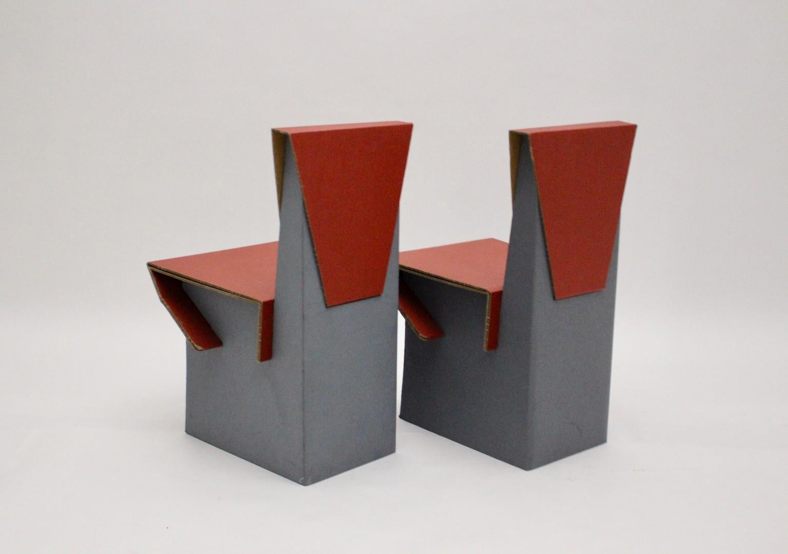 Ensemble moderne de deux chaises vintage rouges et bleues en carton, vers 1990 en vente 4