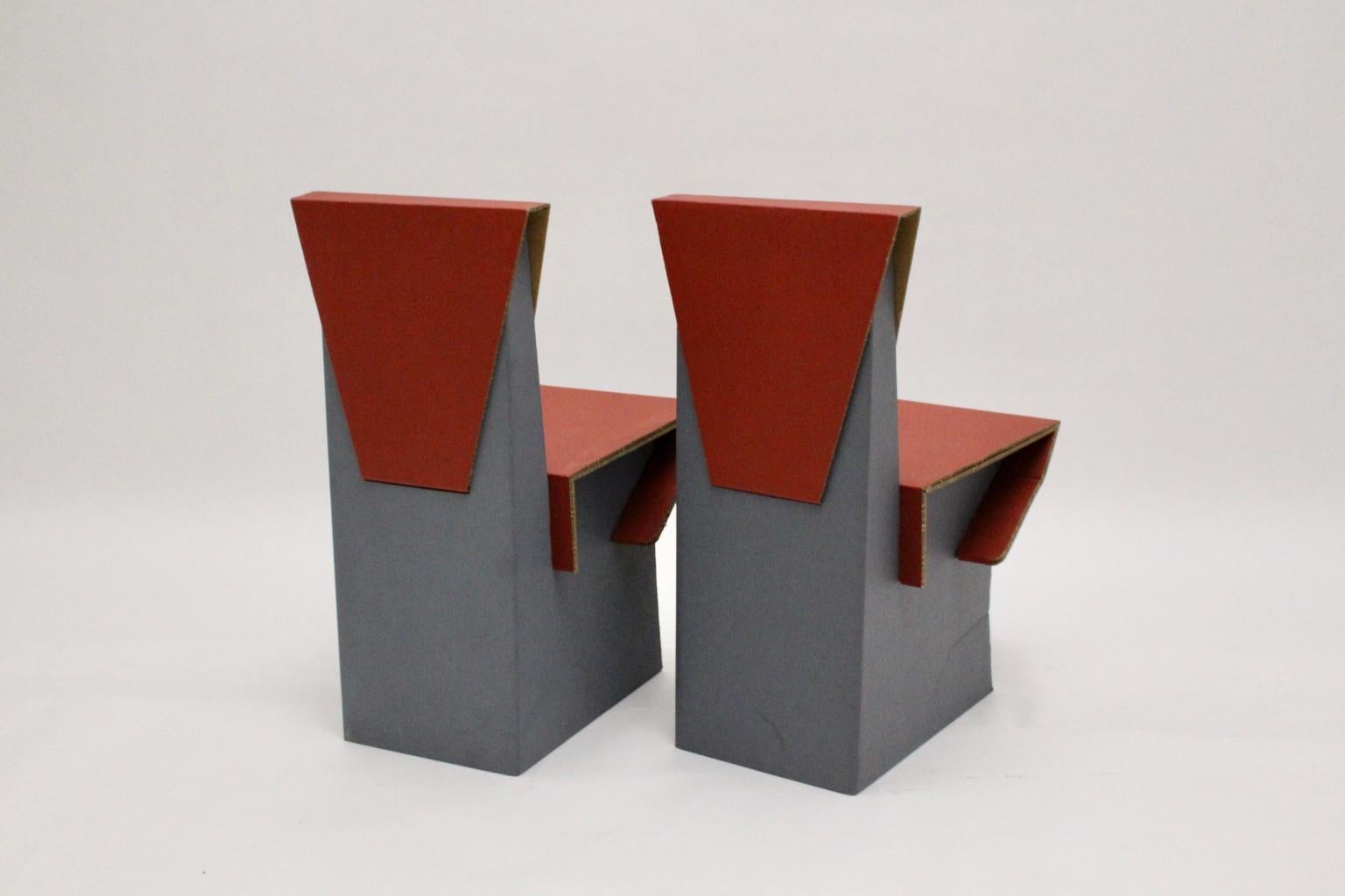 Ensemble moderne de deux chaises vintage rouges et bleues en carton, vers 1990 en vente 5