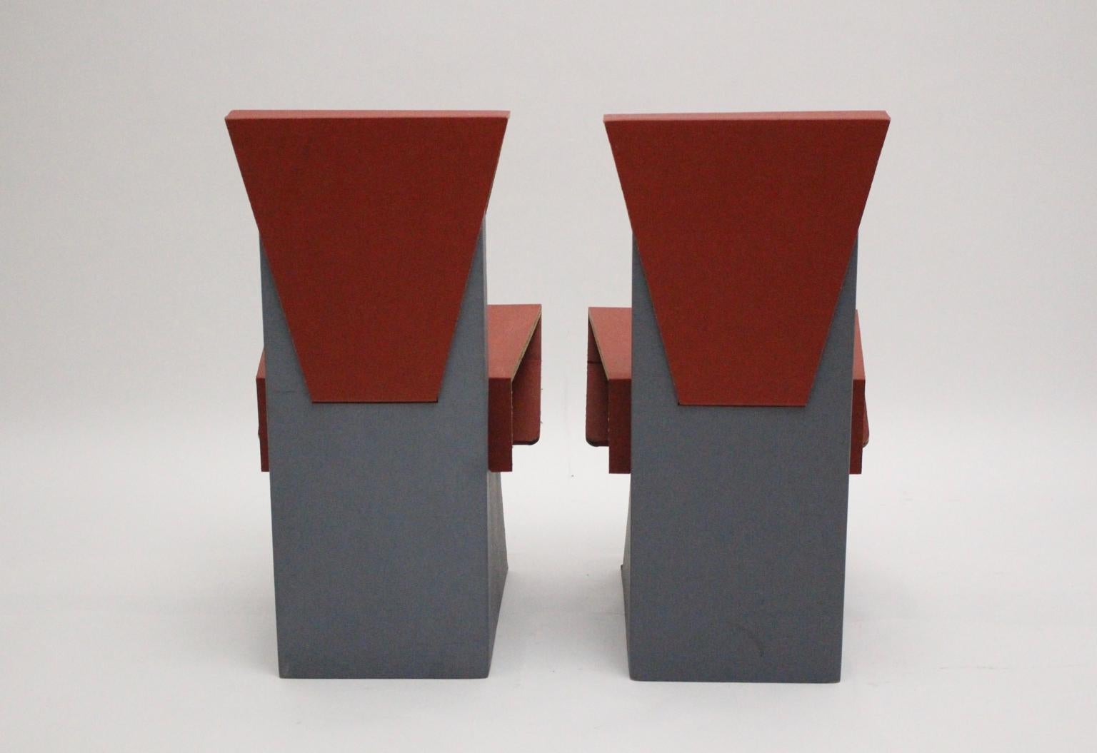 Ensemble moderne de deux chaises vintage rouges et bleues en carton, vers 1990 en vente 6