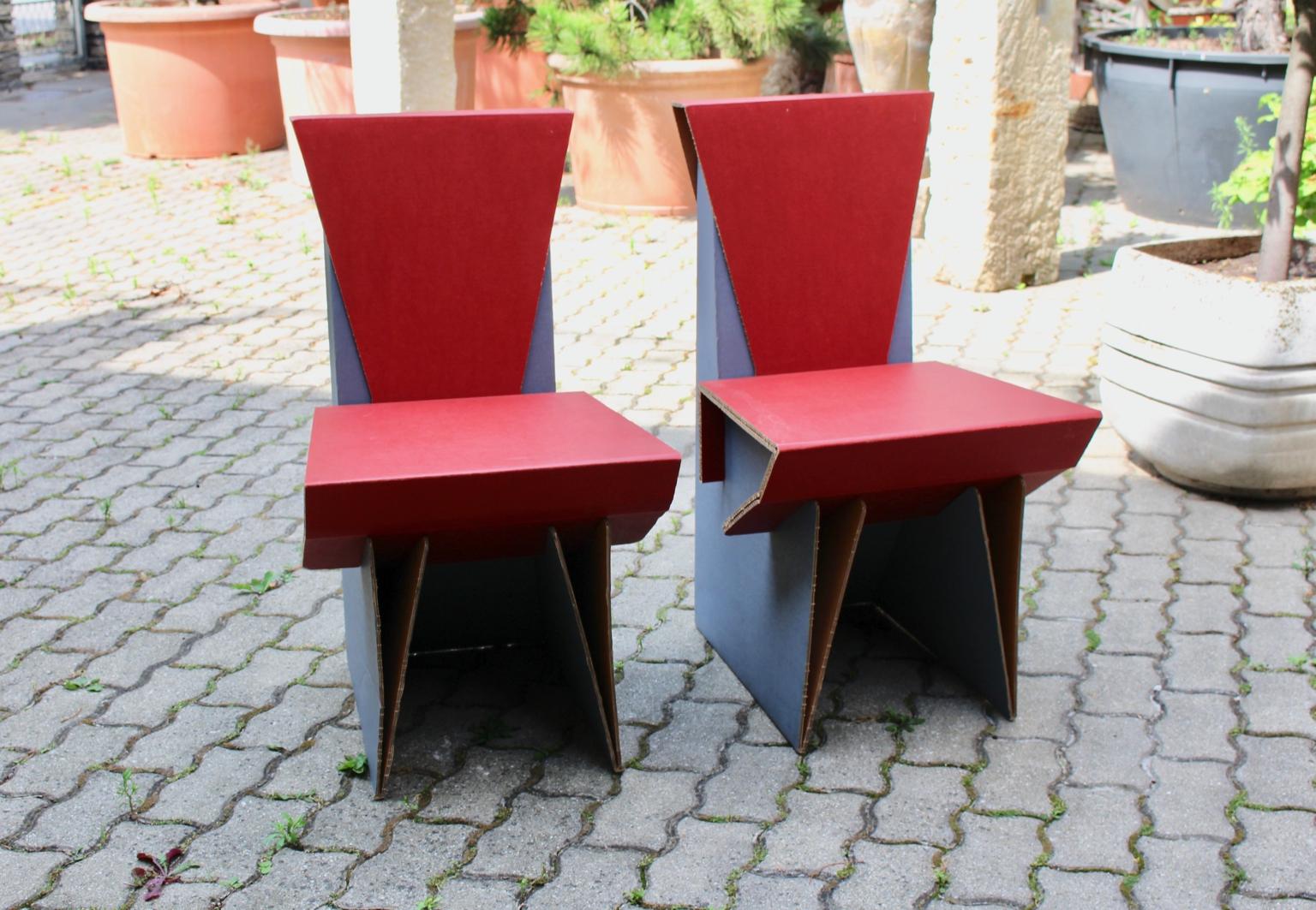 Ensemble moderne de deux chaises vintage rouges et bleues en carton, vers 1990 en vente 9