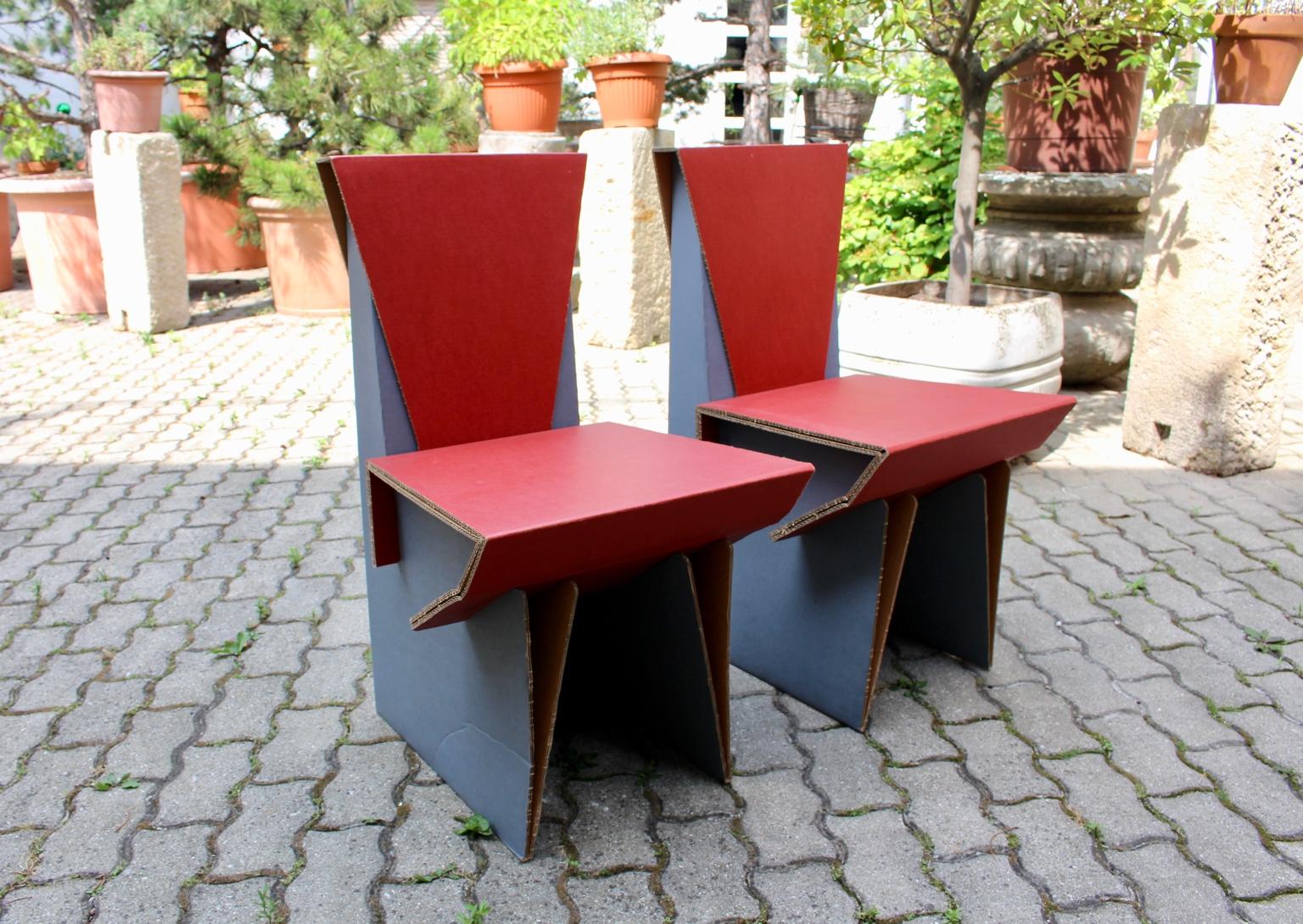 Ensemble moderne de deux chaises vintage rouges et bleues en carton, vers 1990 en vente 10