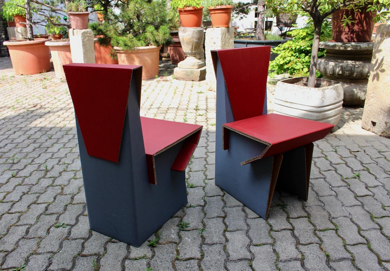Ensemble moderne de deux chaises vintage rouges et bleues en carton, vers 1990 en vente 11