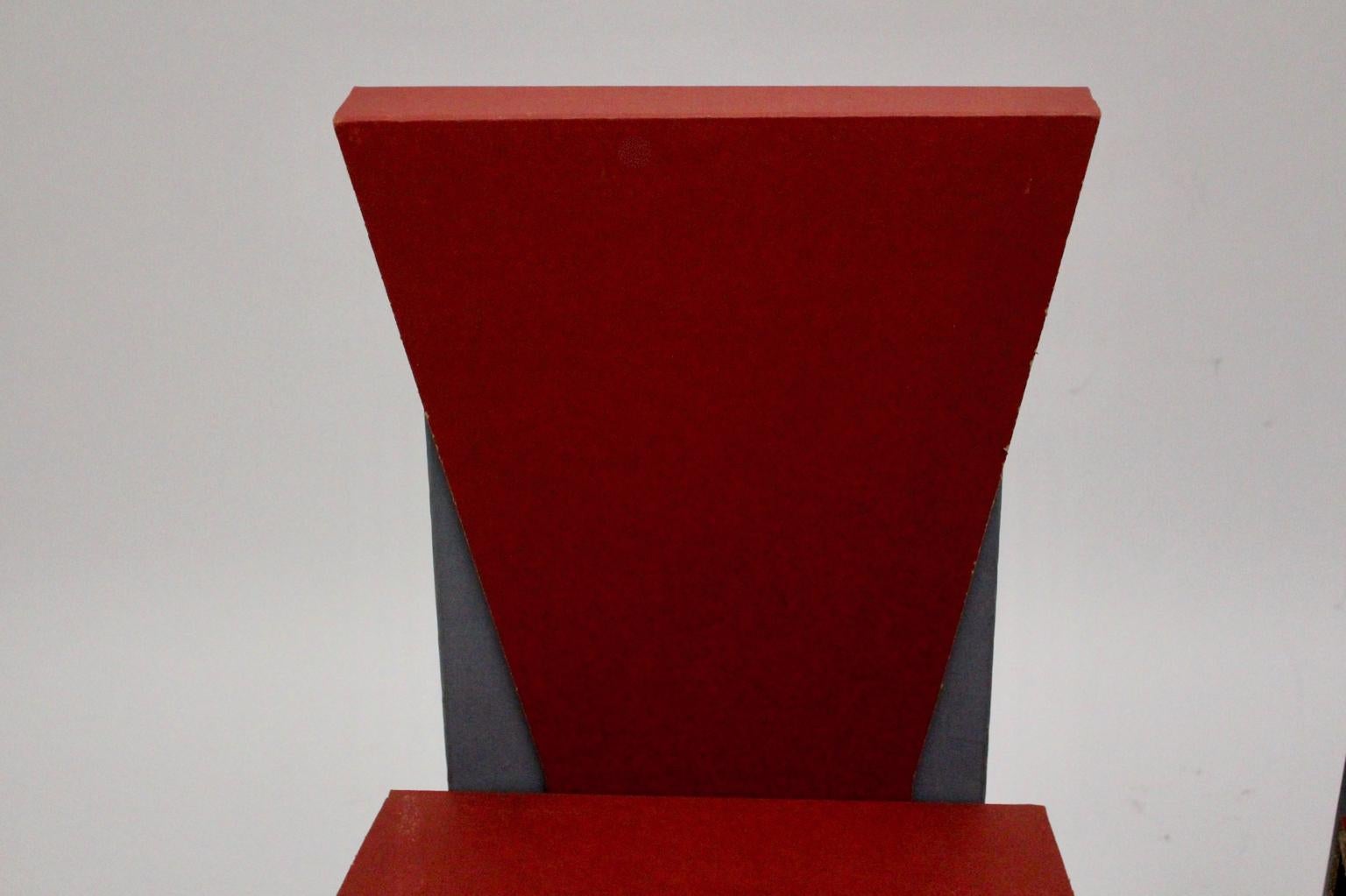 Moderne Ensemble moderne de deux chaises vintage rouges et bleues en carton, vers 1990 en vente