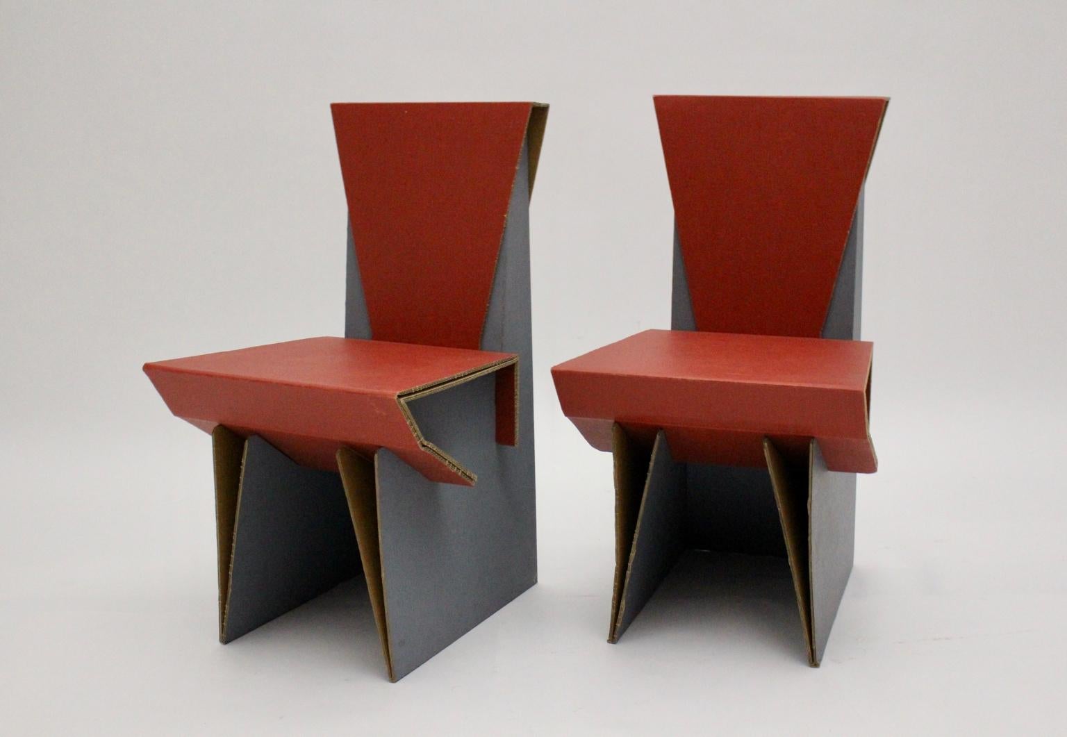 Fin du 20e siècle Ensemble moderne de deux chaises vintage rouges et bleues en carton, vers 1990 en vente