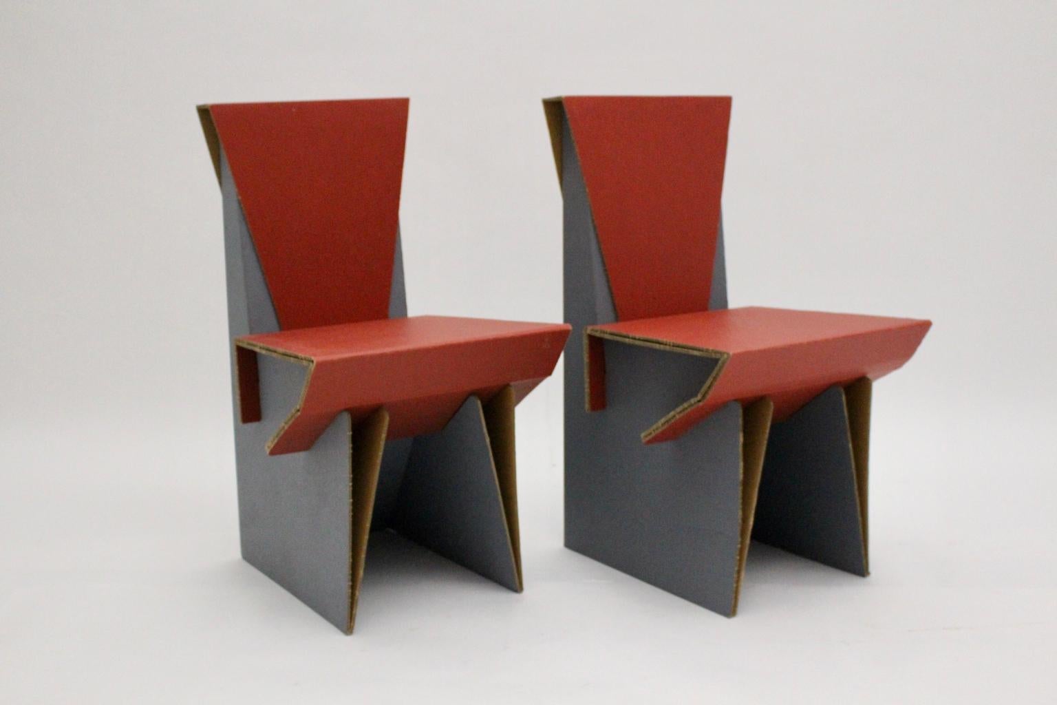 Papier Ensemble moderne de deux chaises vintage rouges et bleues en carton, vers 1990 en vente
