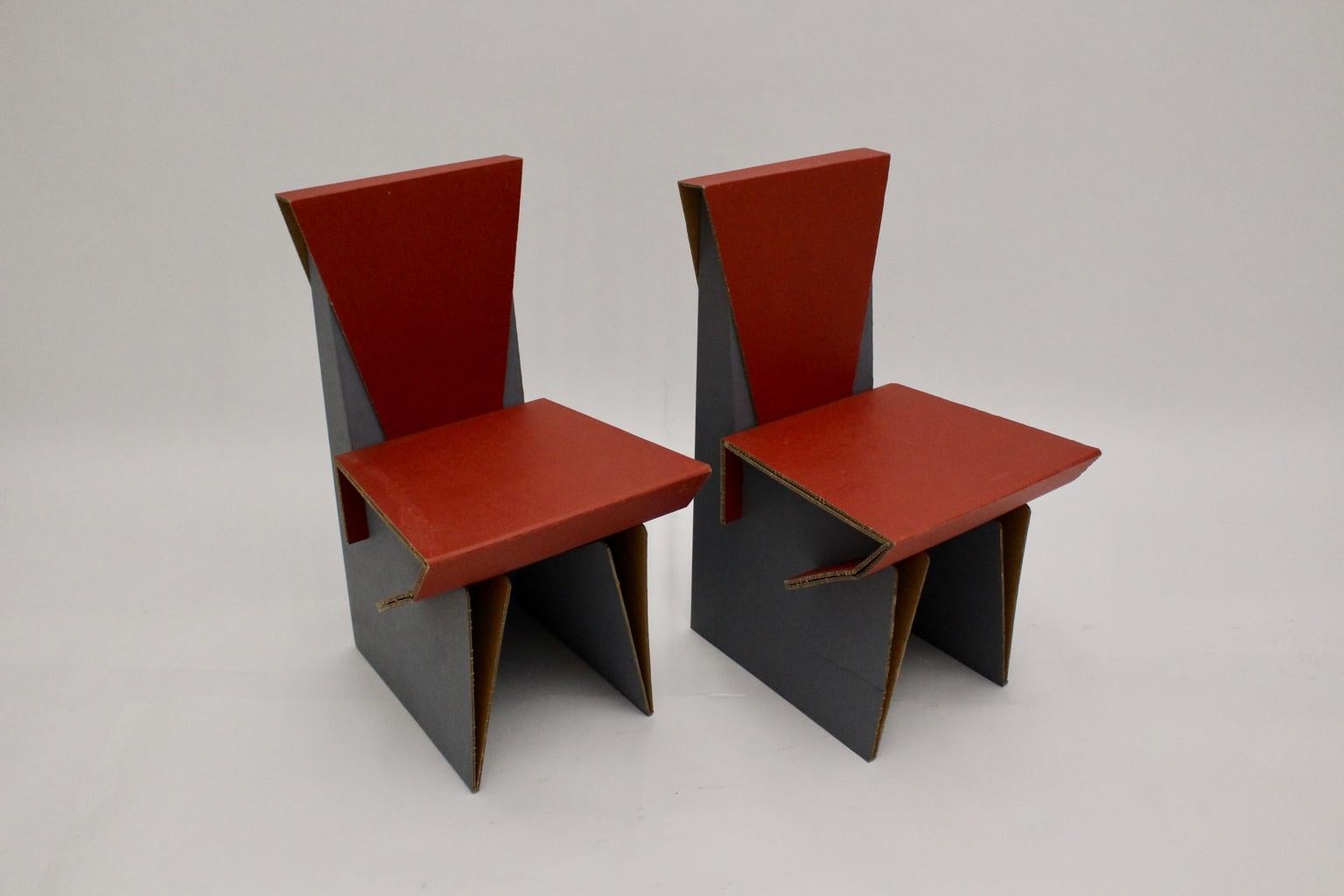 Ensemble moderne de deux chaises vintage rouges et bleues en carton, vers 1990 en vente 1