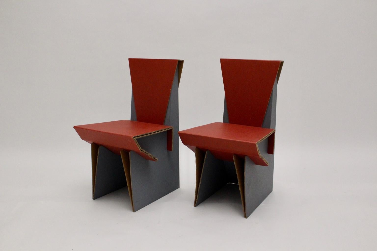Ensemble moderne de deux chaises vintage rouges et bleues en carton, vers 1990 en vente 2