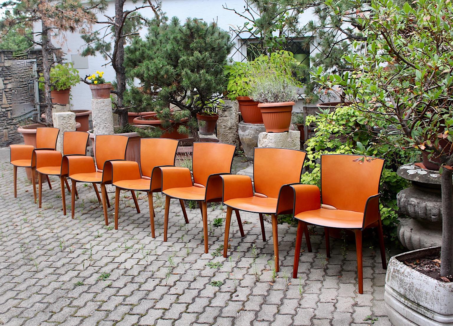 italien Sept chaises de salle à manger modernes Cassina vintage en cuir et teck cognac, années 1990, Italie en vente