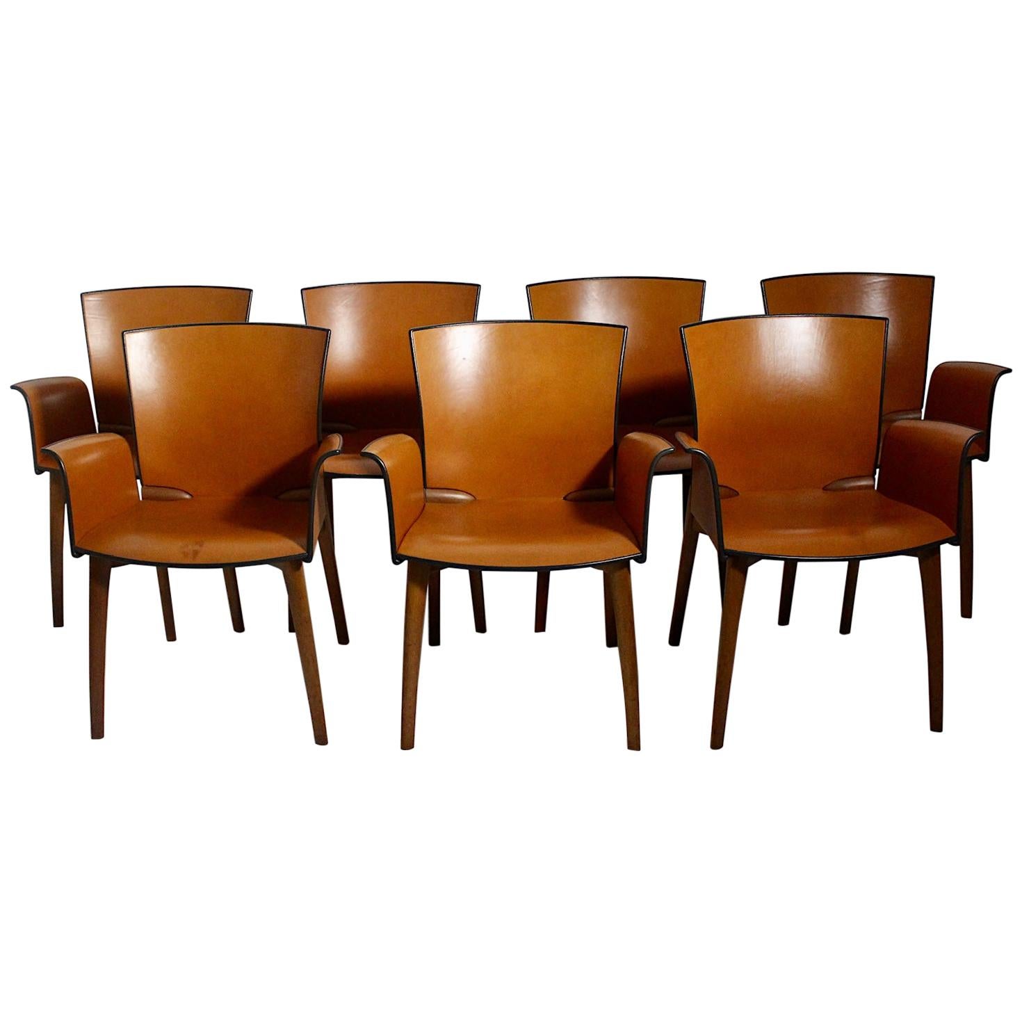 Moderne sieben Vintage-Esszimmerstühle aus cognacfarbenem Leder und Teakholz Cassina, 1990er Jahre, Italien im Angebot