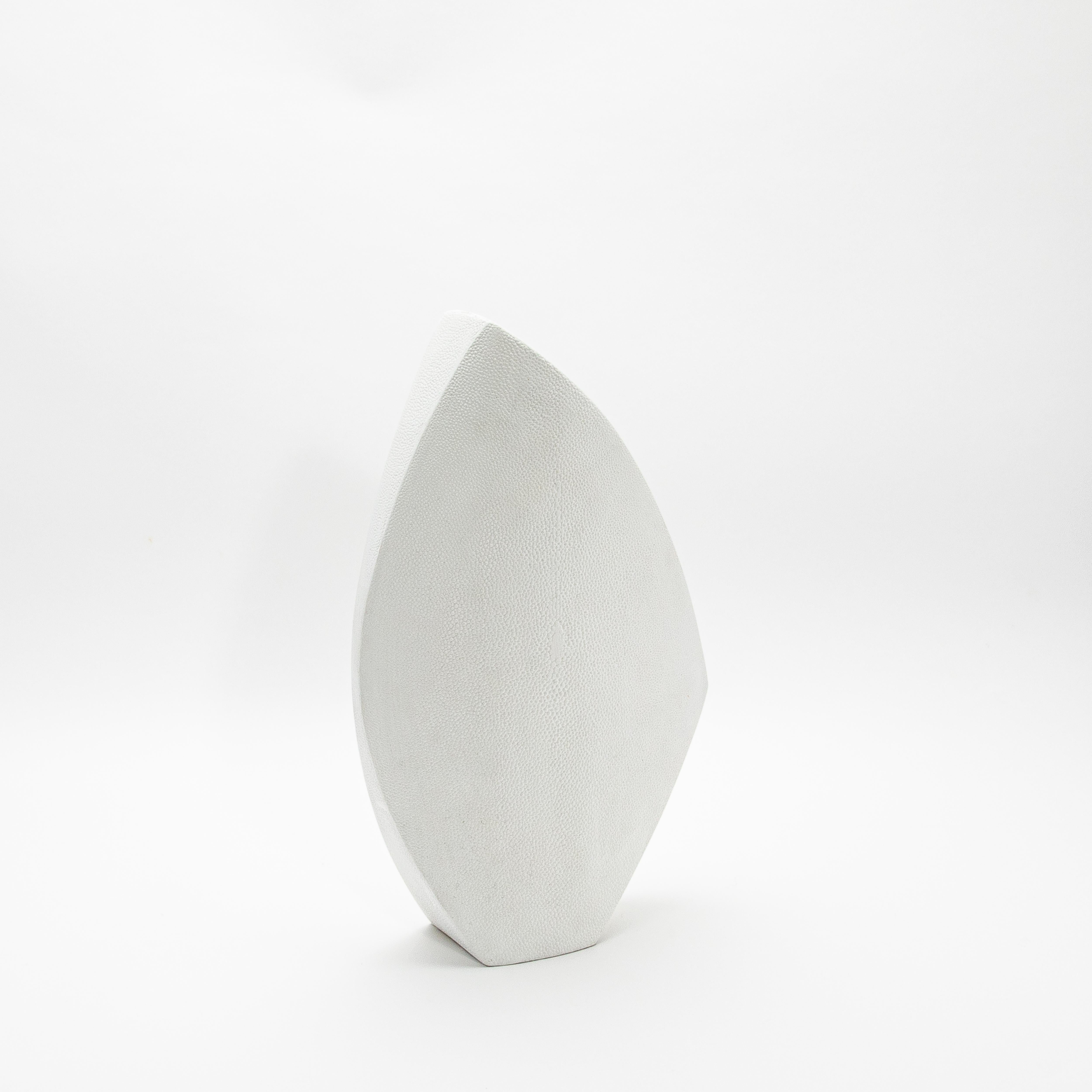 Il Vaso ovale con taglio laterale in verde scuro di R&Y Augousti è una splendida incarnazione di raffinato artigianato e design di lusso. Realizzato a mano con una meticolosa attenzione ai dettagli, questo vaso è elegantemente avvolto in uno