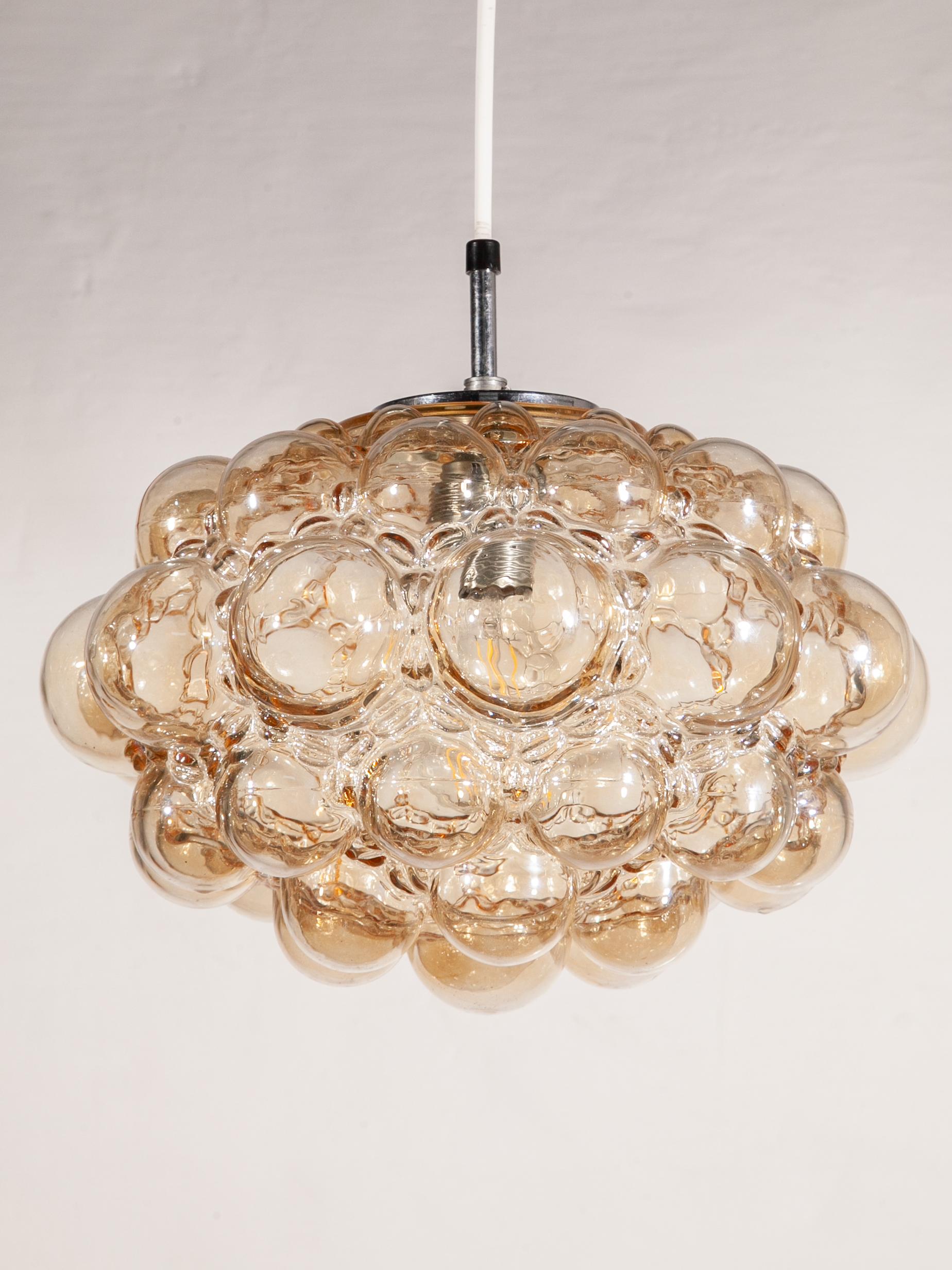 Allemand Pendentif en verre d'ambre de forme moderne, conçu par Helena Tynell en vente