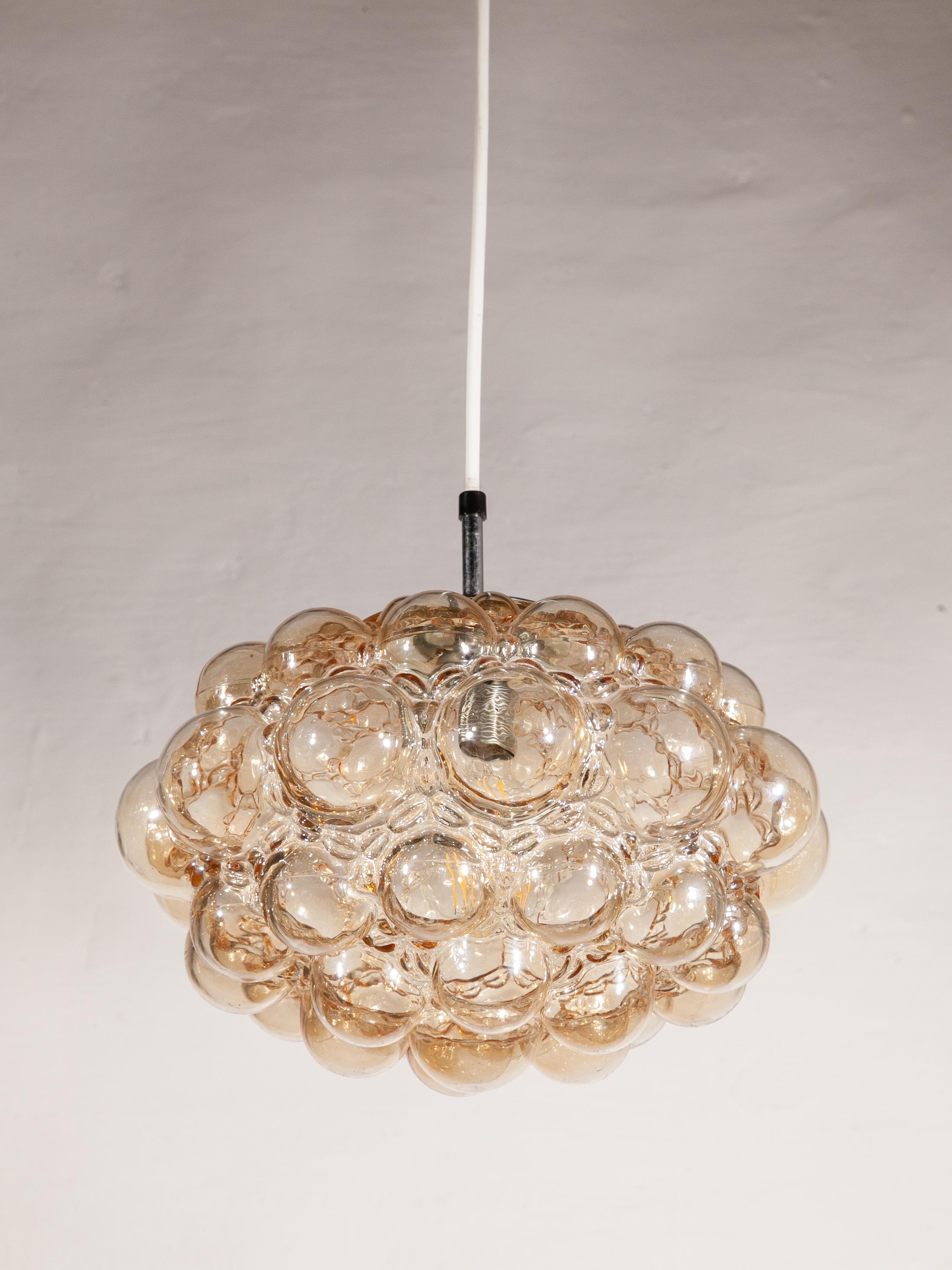 Fait main Pendentif en verre d'ambre de forme moderne, conçu par Helena Tynell en vente