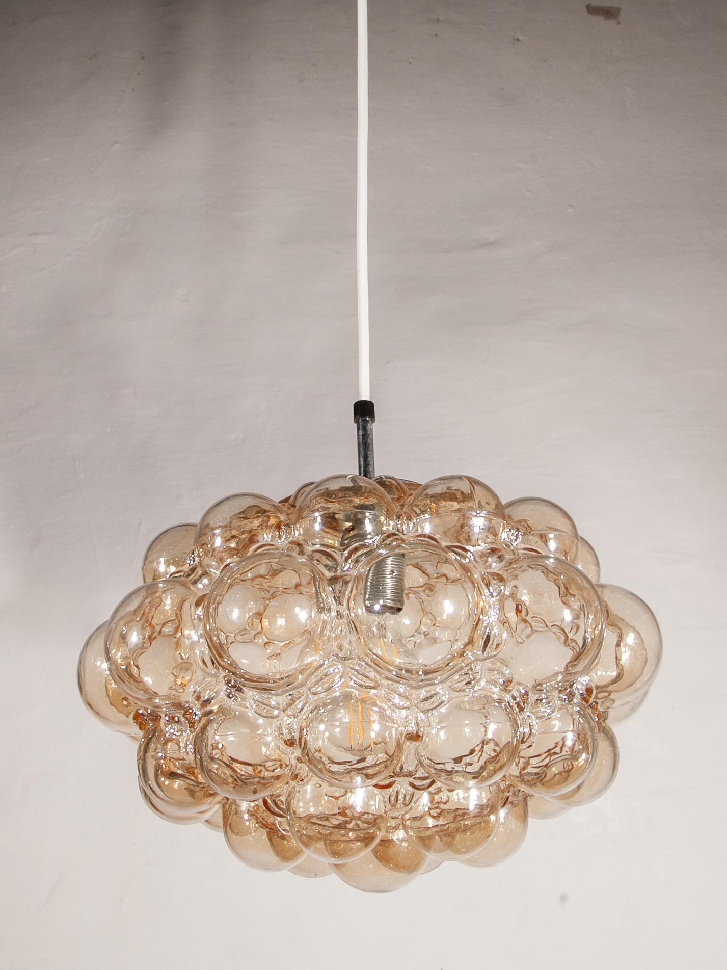 Milieu du XXe siècle Pendentif en verre d'ambre de forme moderne, conçu par Helena Tynell en vente