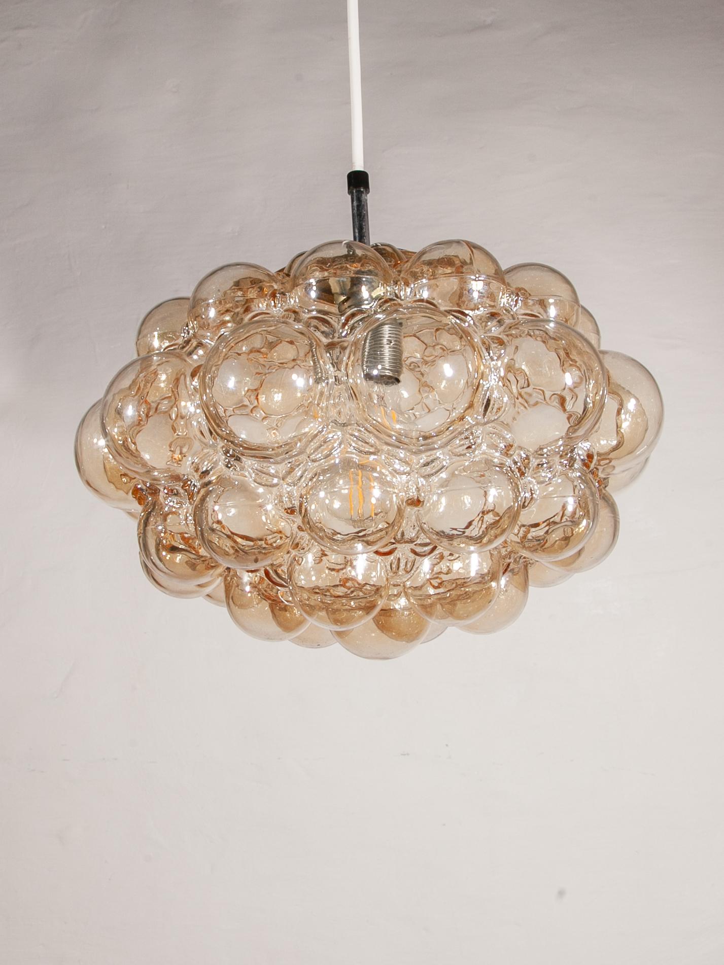 Verre d'art Pendentif en verre d'ambre de forme moderne, conçu par Helena Tynell en vente