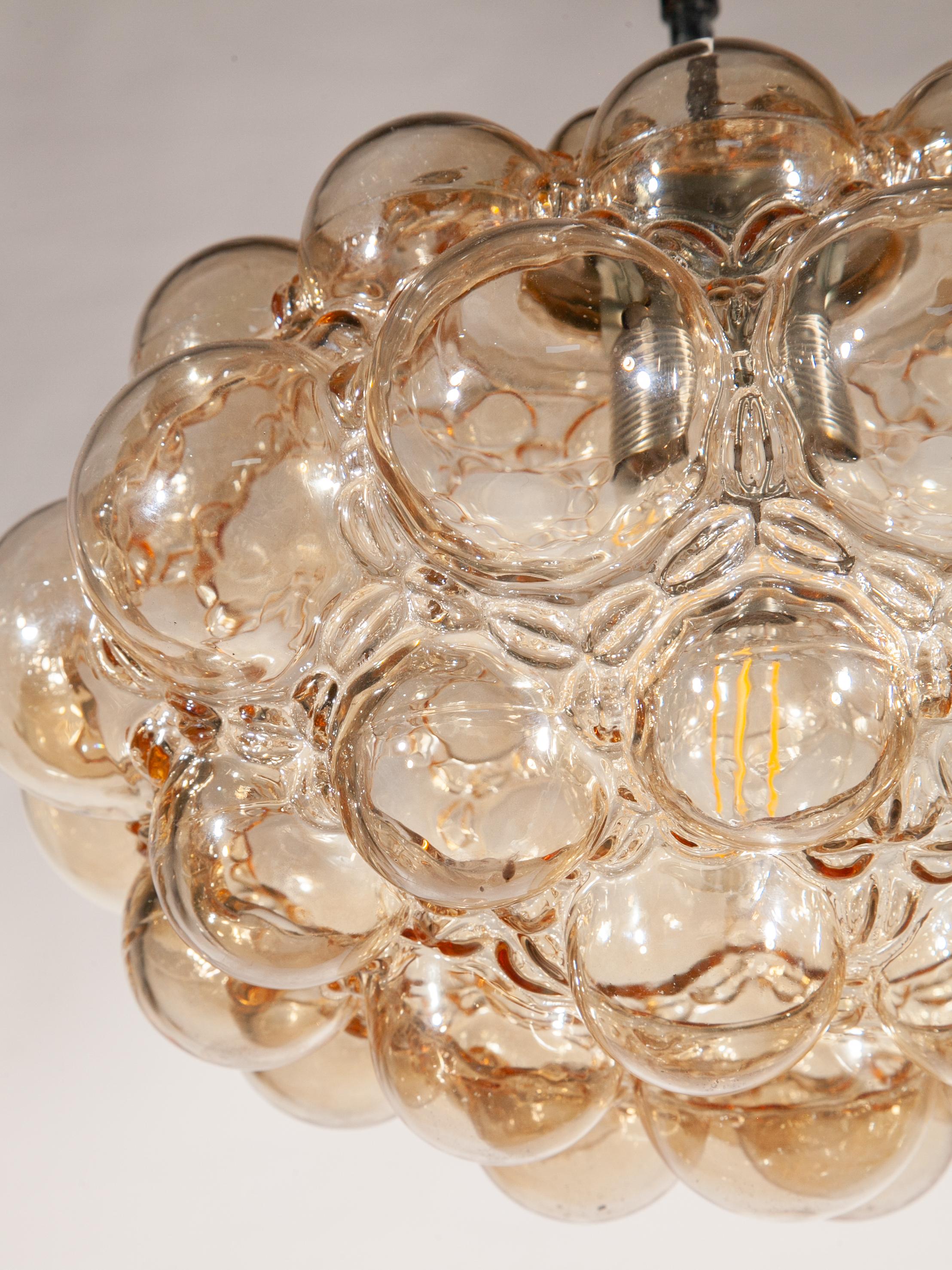 Pendentif en verre d'ambre de forme moderne, conçu par Helena Tynell en vente 1