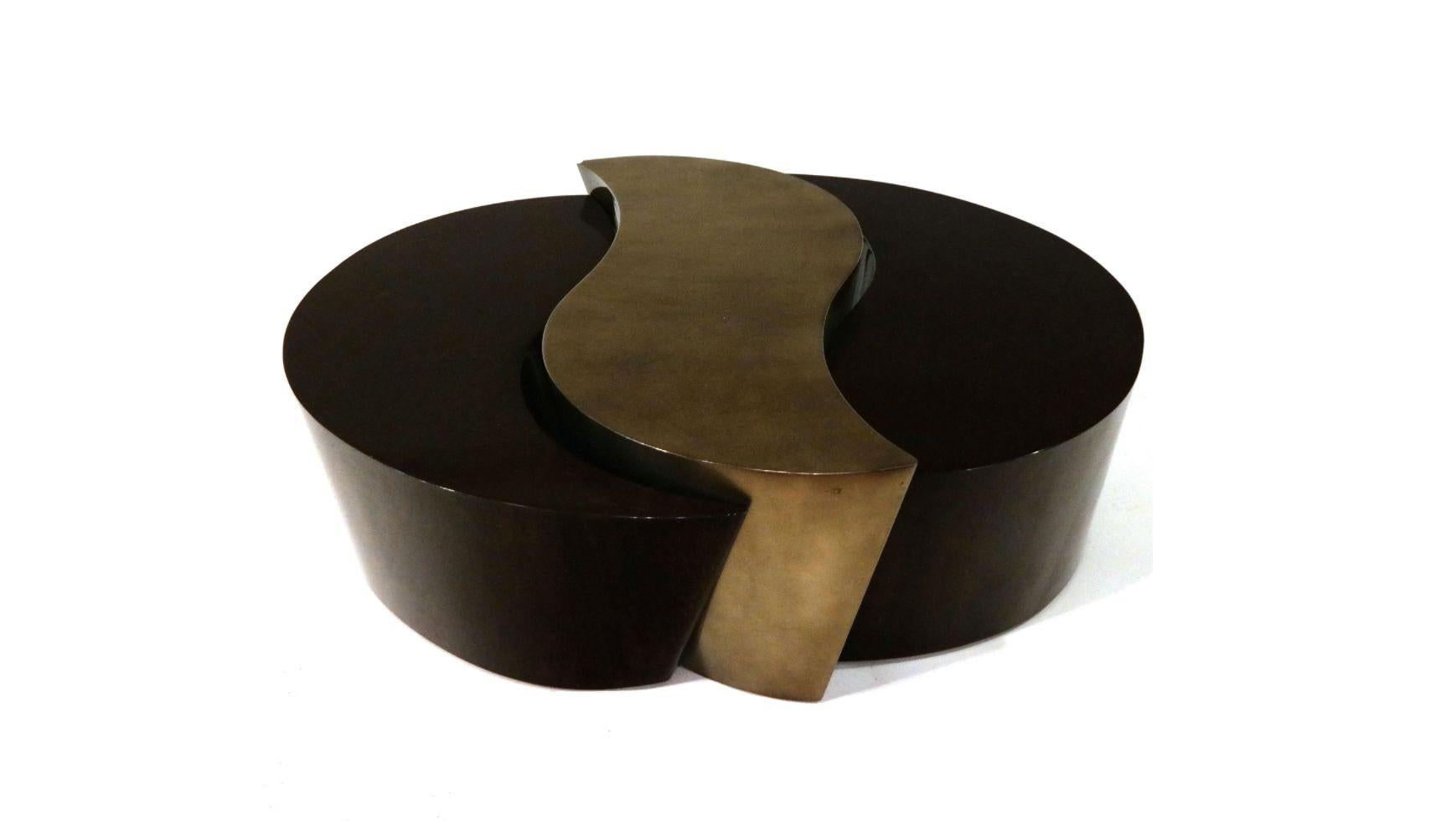 Contemporary biomorphic-style coffee/cocktail tables in three parts on castors with laminate design, by Jimeco.
Dimensions:
Overall: 18 1/2