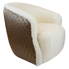 Silla giratoria moderna con respaldo de imitación de vinilo metálico texturizado en contraste