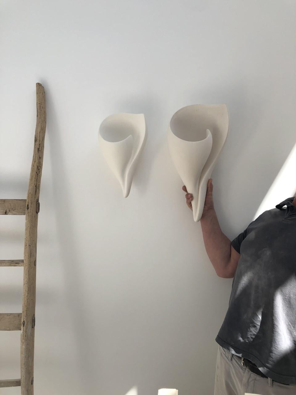 Moderne moderne Muschel-Wandskulptur aus glänzendem weißem Gips von Hannah Woodhouse im Angebot 6