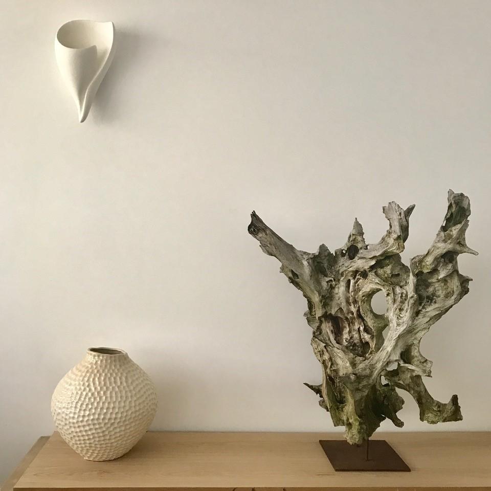 Moderne moderne Muschel-Wandskulptur aus glänzendem weißem Gips von Hannah Woodhouse im Zustand „Neu“ im Angebot in London, GB