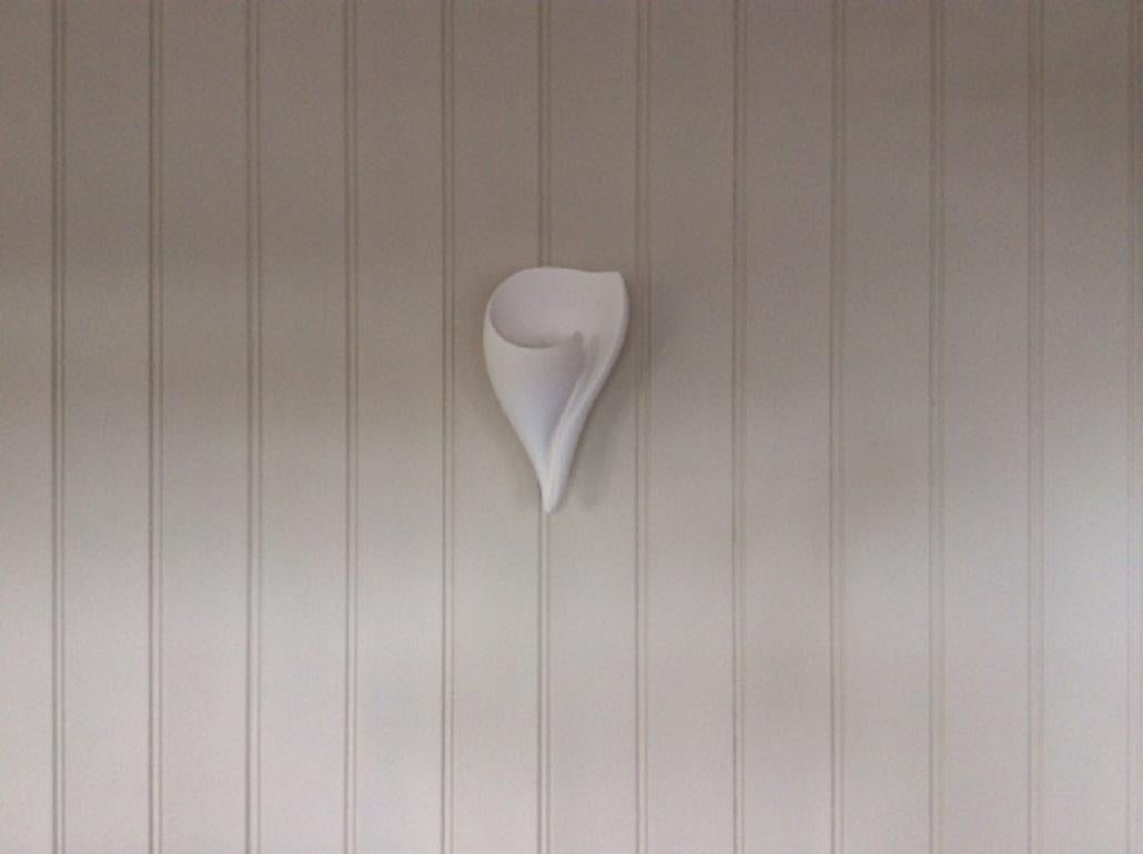 Moderne moderne Muschel-Wandskulptur aus glänzendem weißem Gips von Hannah Woodhouse im Angebot 1