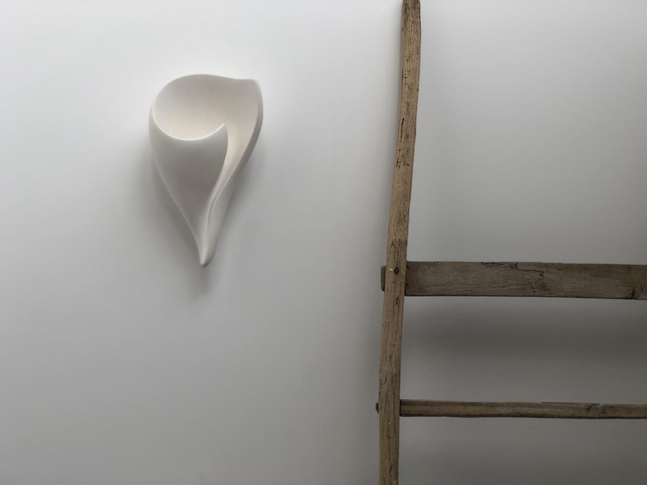 Moderne moderne Muschel-Wandskulptur aus glänzendem weißem Gips von Hannah Woodhouse im Angebot 3