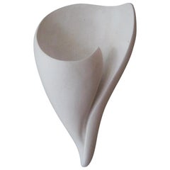 Moderne moderne Muschel-Wandskulptur aus glänzendem weißem Gips von Hannah Woodhouse